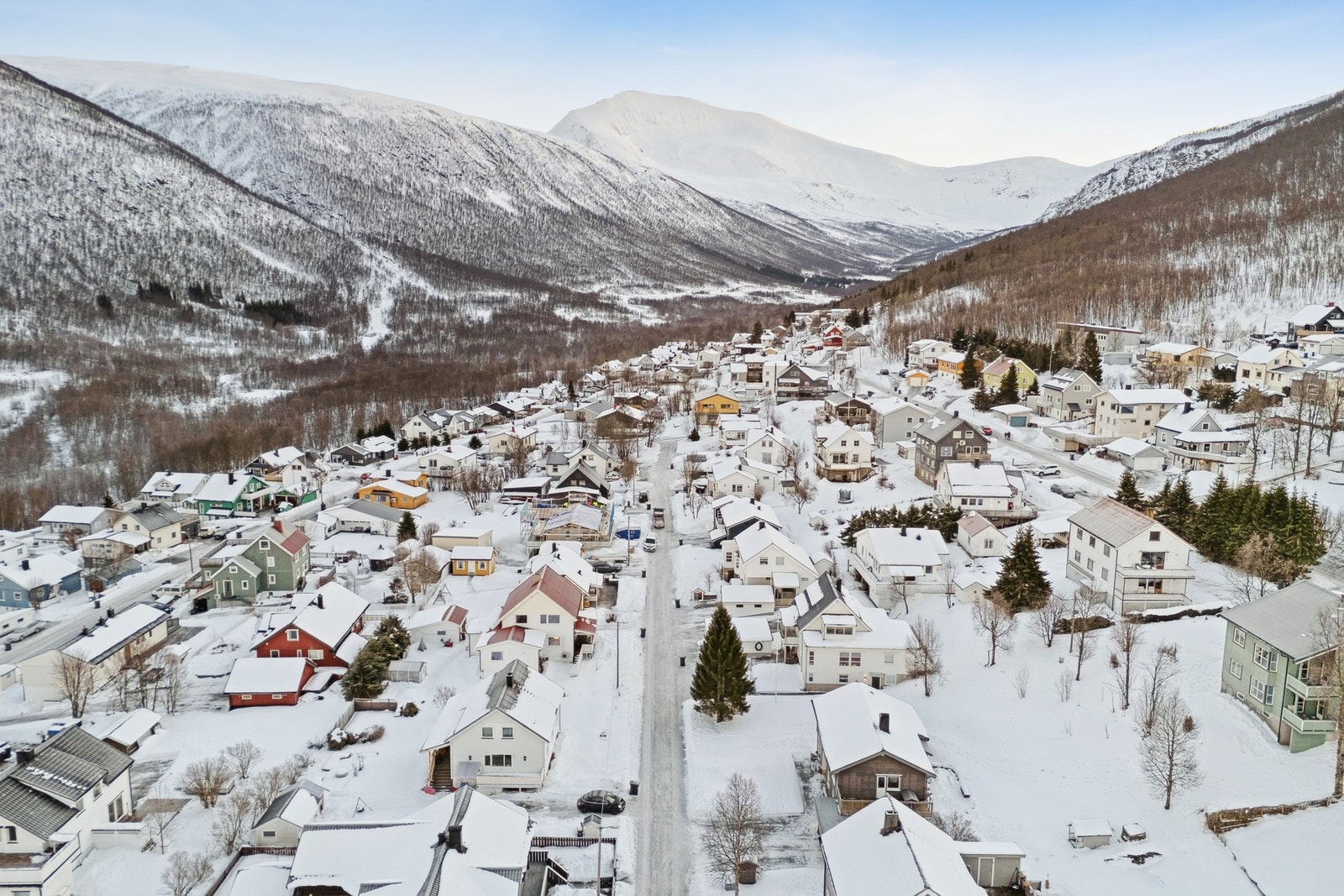 Kort vei til Tromsdalen med fantastiske turmuligheter til alle årstider. Galleribilde