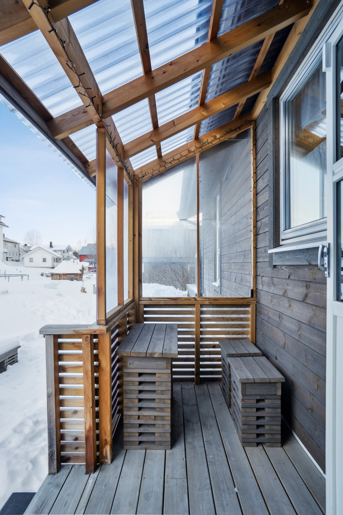 Balkong og stor platting på baksiden av huset. Galleribilde