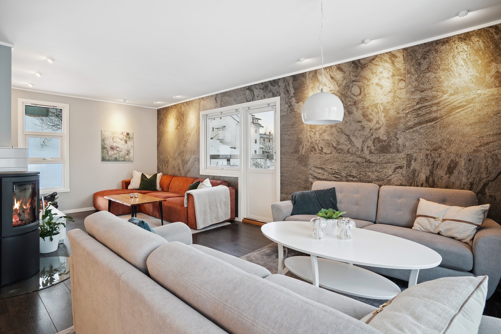 Stue med utgang til vestvendt balkong. Galleribilde