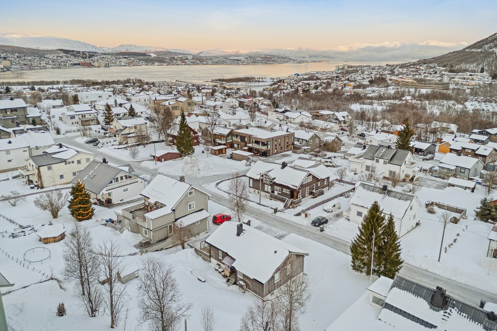 Gangavstand til skoler, barnehage og butikk. Galleribilde