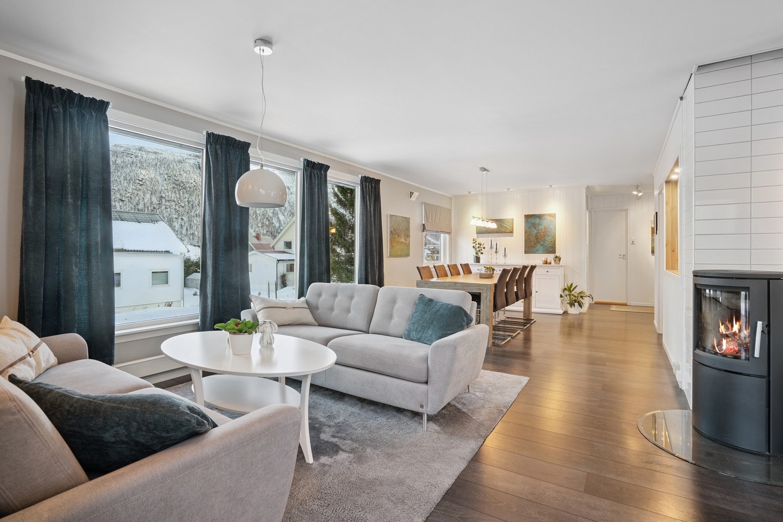 Stue med vedfyring. Galleribilde