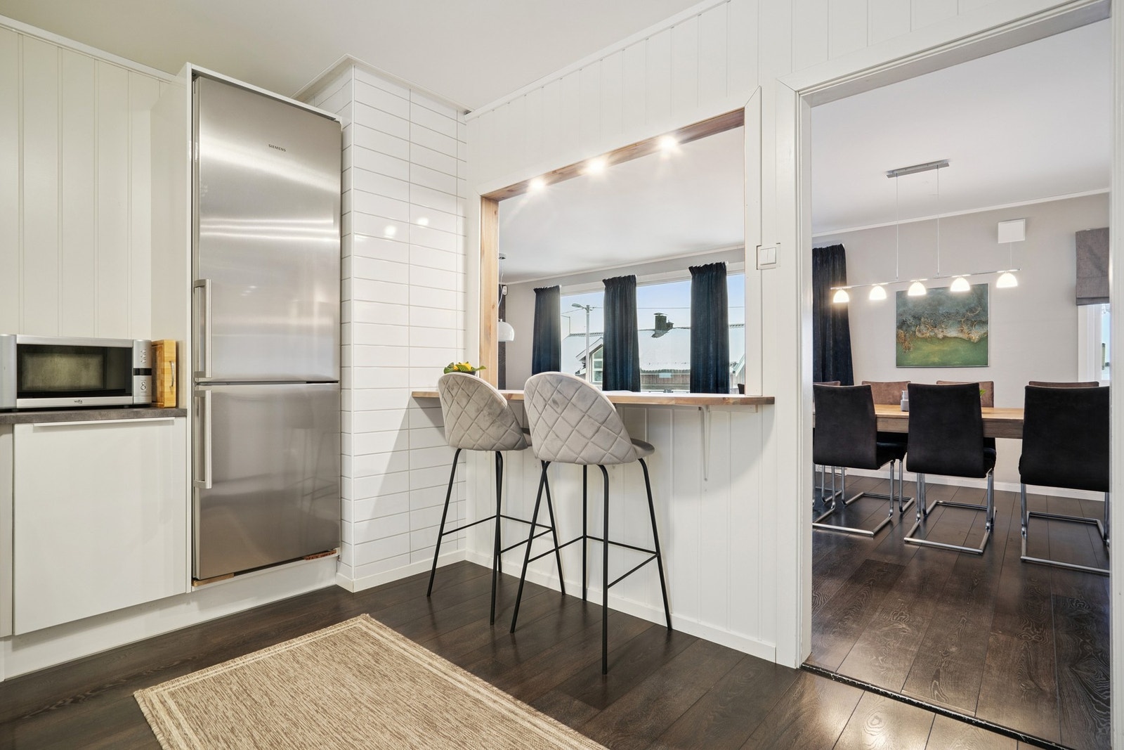 Kjøkken med barløsning mot stuen. Galleribilde