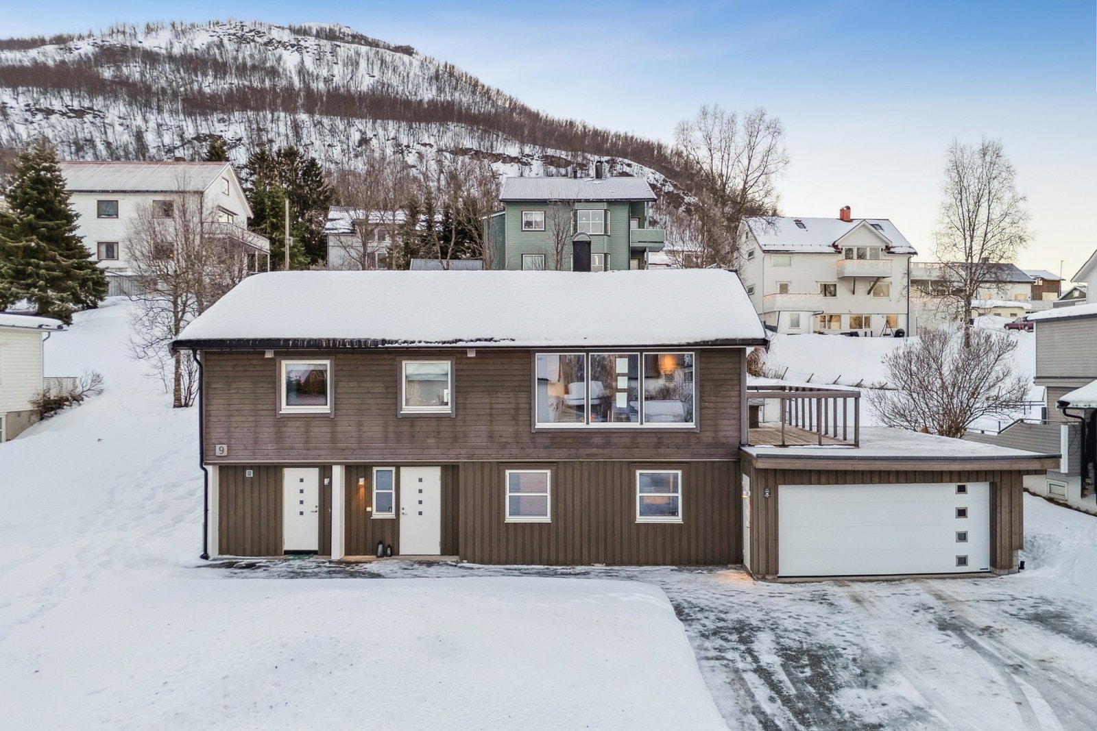 Boligen har en attraktiv beliggenhet midt i Tromsdalen. Galleribilde