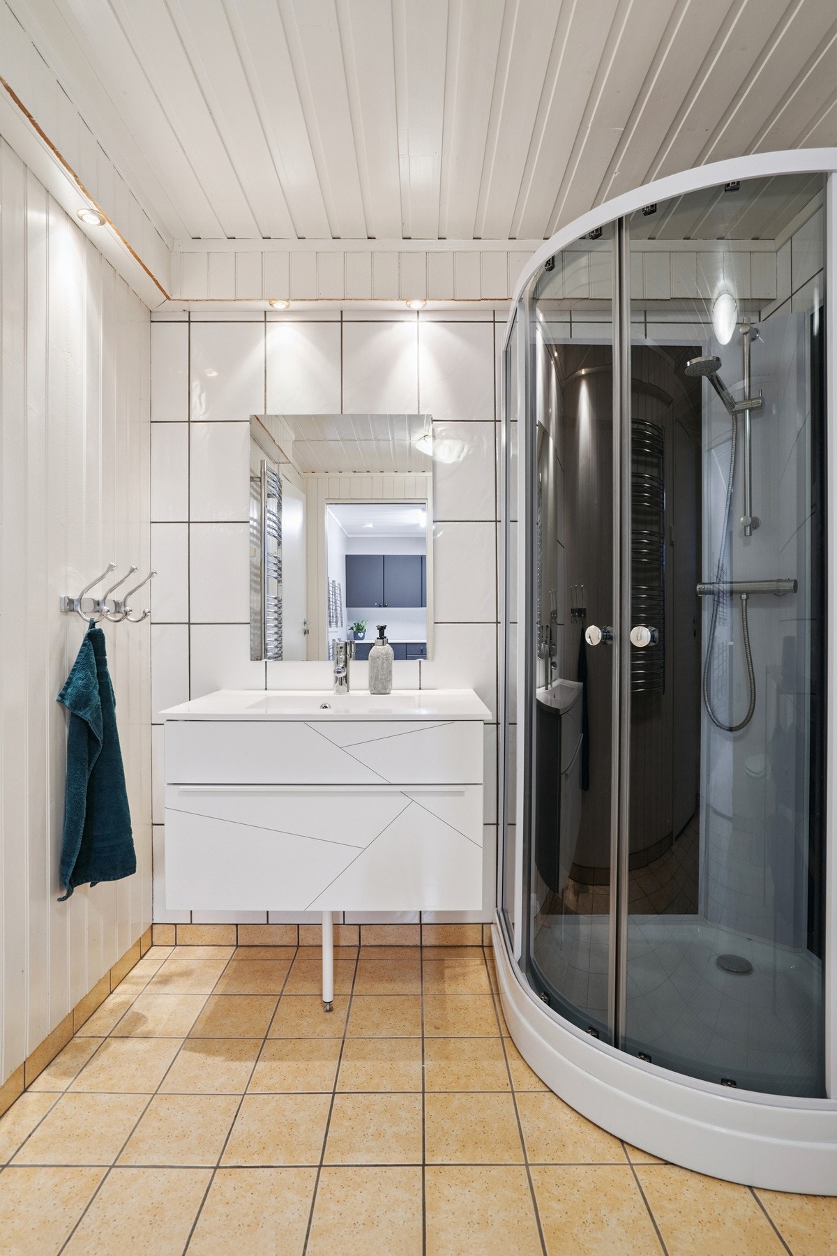 Bad med dusjkabinett. Galleribilde