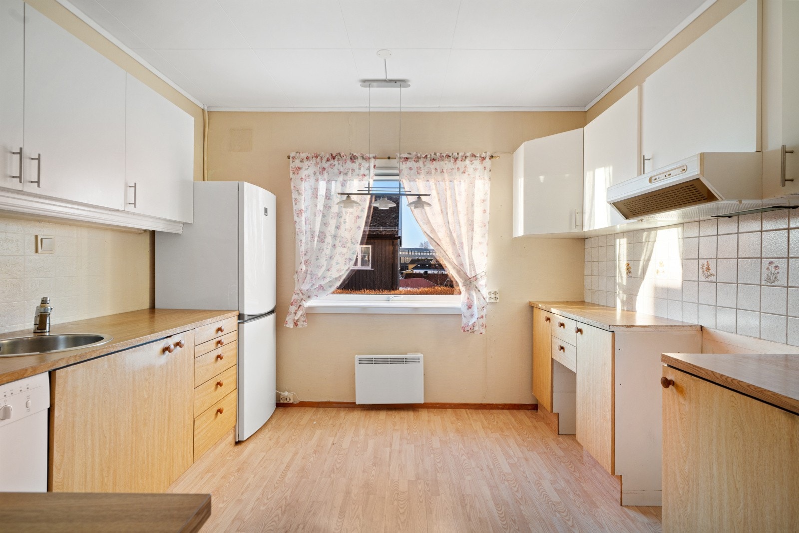 Lyst og romslig kjøkken med eldre standard som gir et godt utgangspunkt for etablering av et moderne kjøkken. Galleribilde