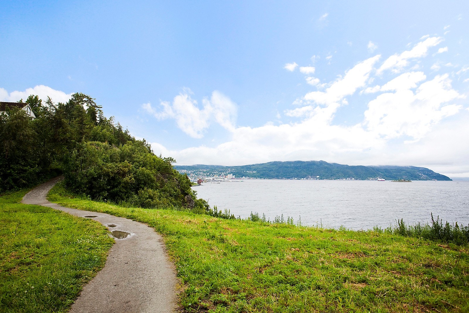 Beliggenhet nær Ladestien, med enkel tilgang til turstier, frisk luft og vakker natur. Galleribilde