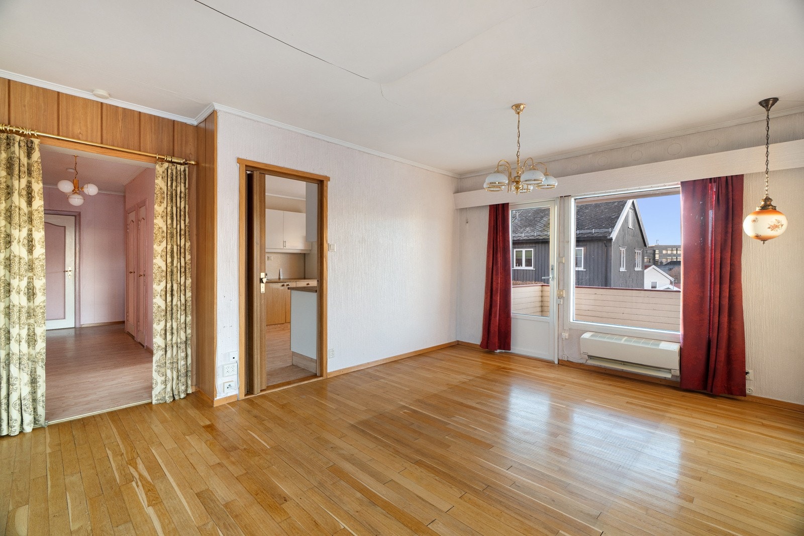 Stor stue på 38,5 kvm med rikelig lysinnslipp og mange muligheter for å skape et moderne og trivelig oppholdsrom. Galleribilde