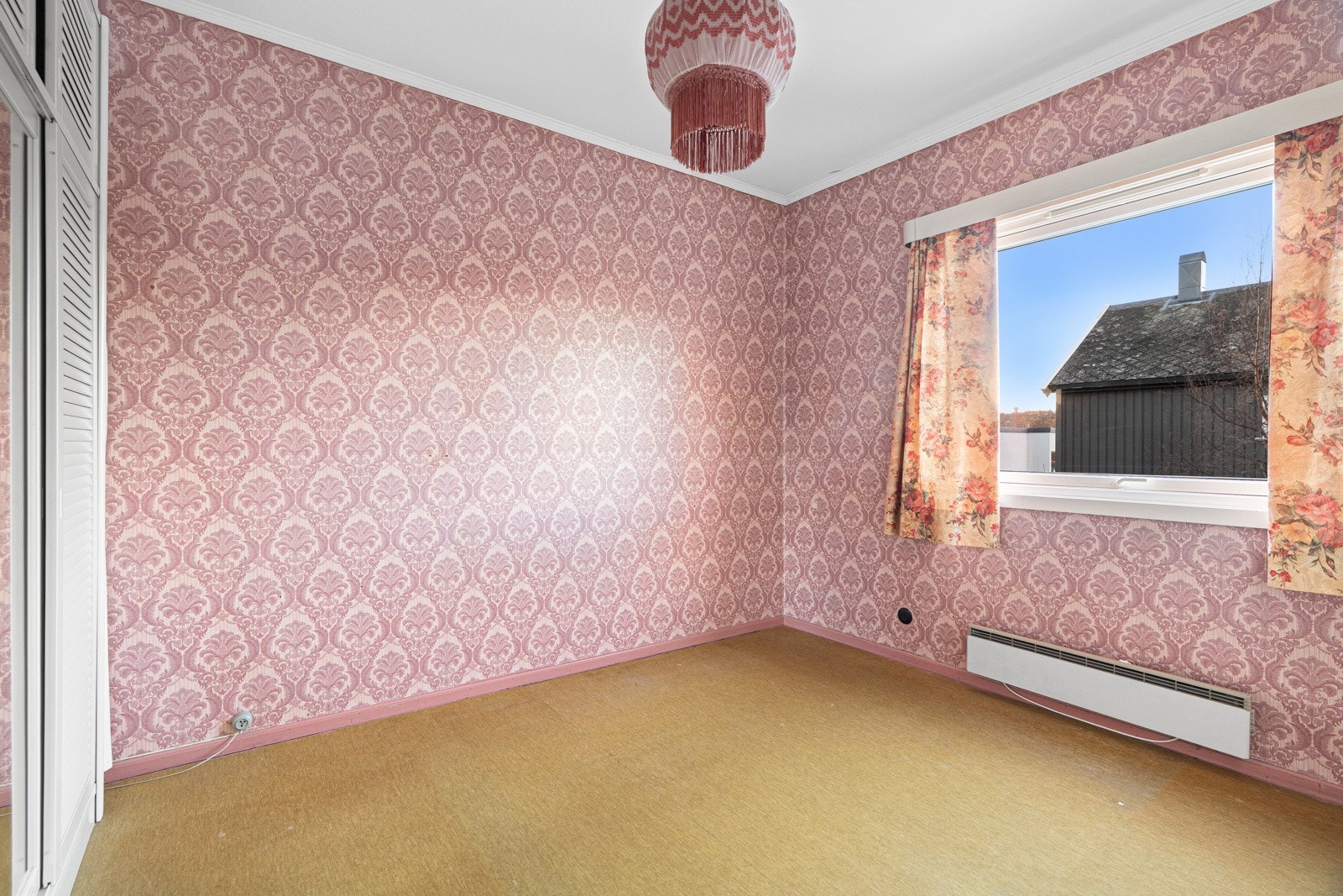 Soverommene har god plass til dobbeltseng, nattbord og ønsket garderobeløsning. Galleribilde