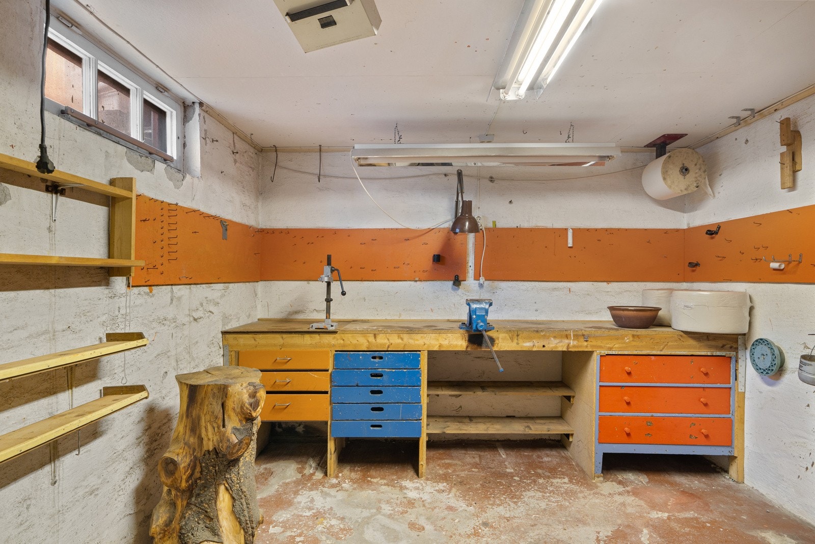 Romslig og praktisk sløyd/hobbyrom. Galleribilde