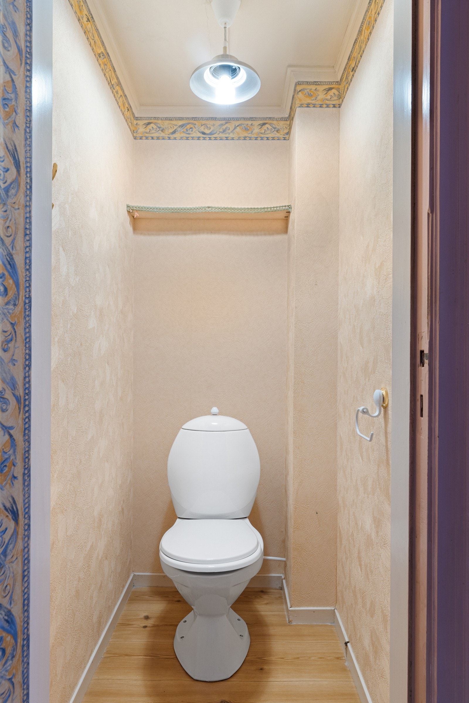 Praktisk separat toalettrom i tilknytning til baderommet. Galleribilde