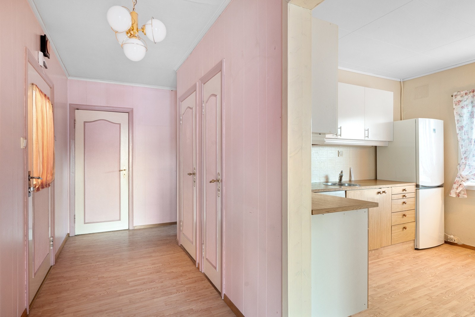 Boligen har en god planløsning med en romslig gang som gir struktur i boligen og binder rommene på en naturlig måte. Galleribilde