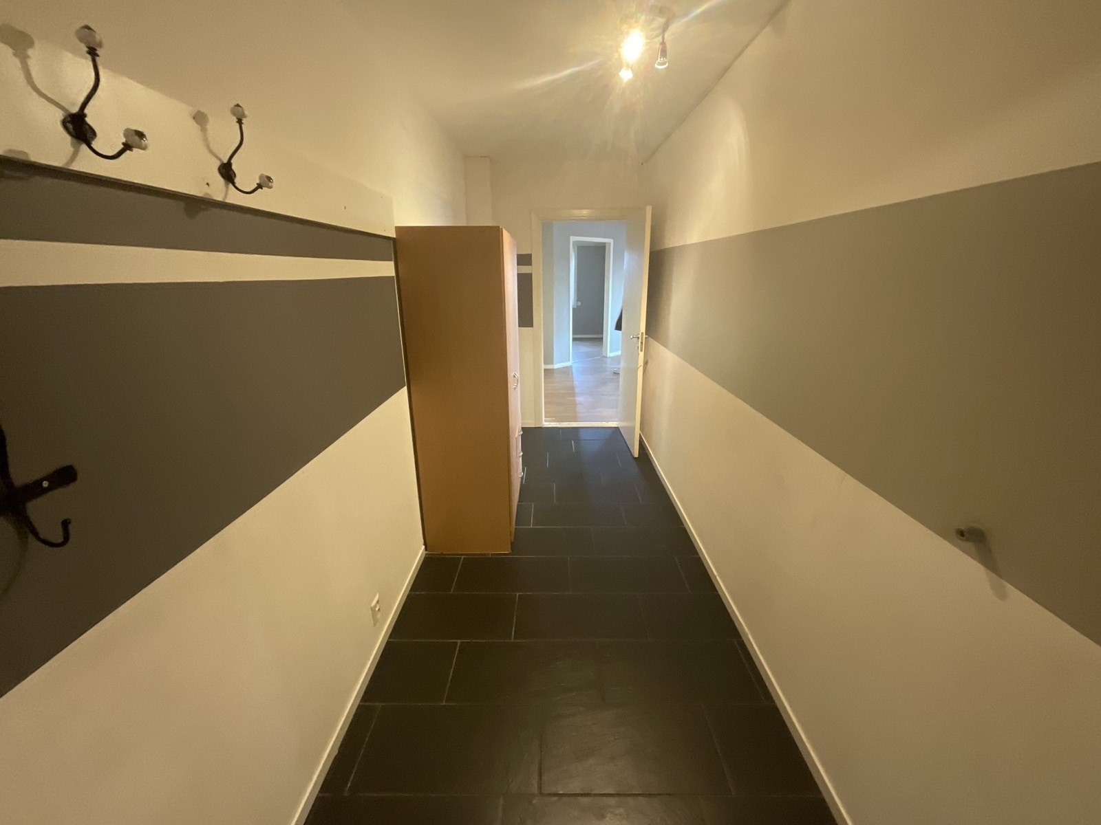 Romslig entré med garderobeskap. God plass til sko og yttertøy. Galleribilde