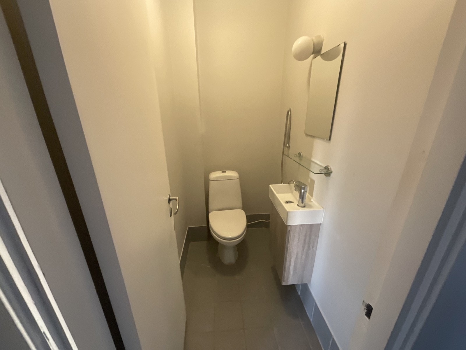 Seperat WC med toalett og servant m/innredning. Galleribilde