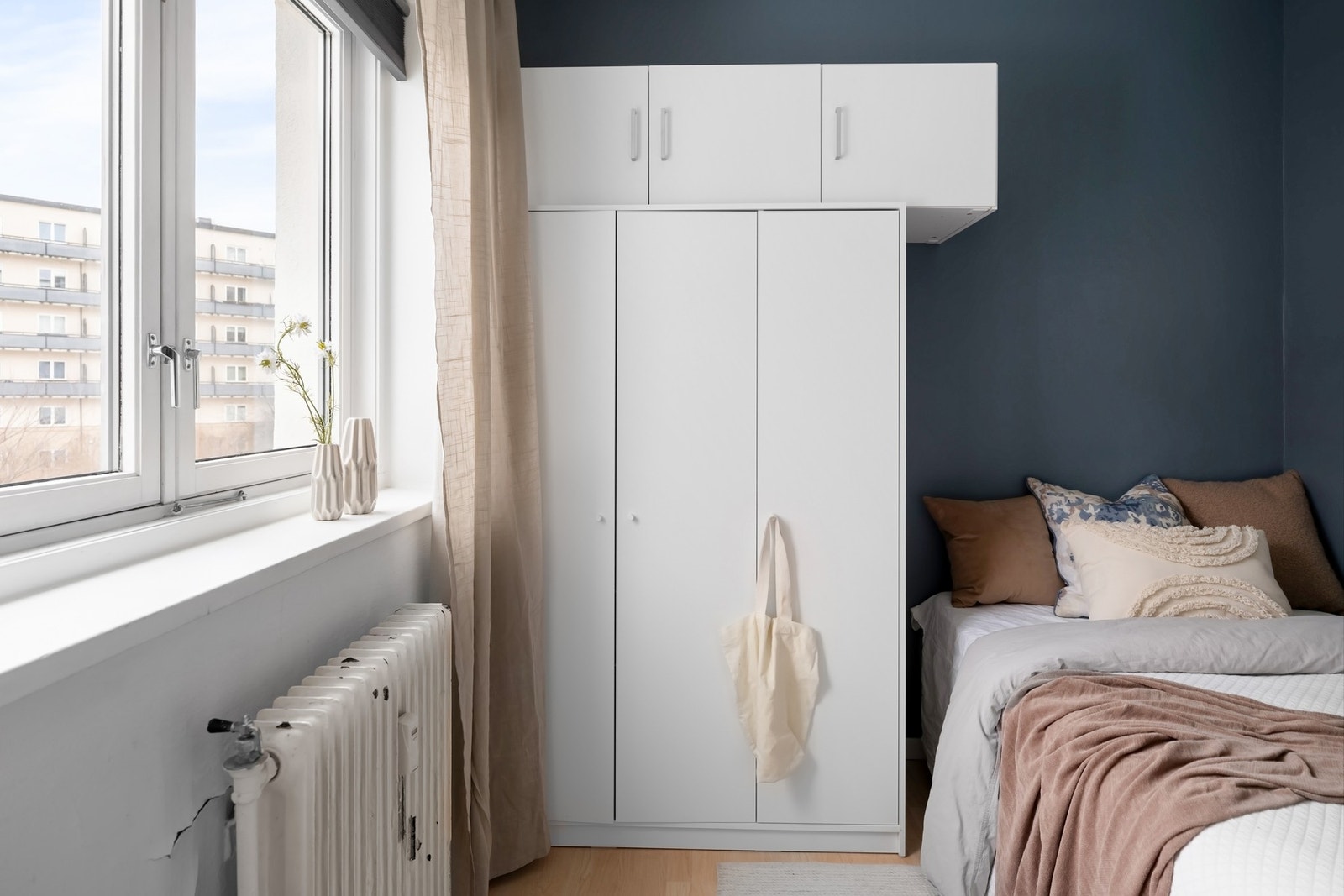 Lunt og behagelig soverom med plass til seng og garderobeløsning. Galleribilde