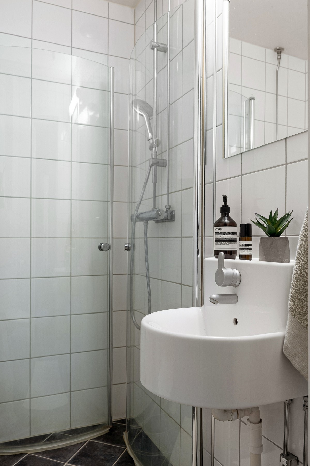 Badet har opplegg for vaskemaskin og varmekabler i gulv. Galleribilde