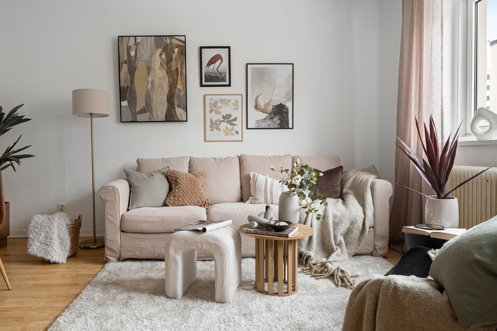 Leiligheten er i dag fullstylet for å gi en tydelig indikasjon på boligens potensial og hvordan den kan fremstå etter oppgradering. Det må påregnes overflateoppussing. Galleribilde