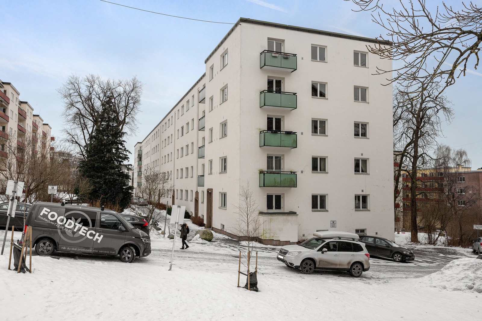 Det er mulig å leie parkeringsplass til både bil og mc i regi av sameiet. Galleribilde