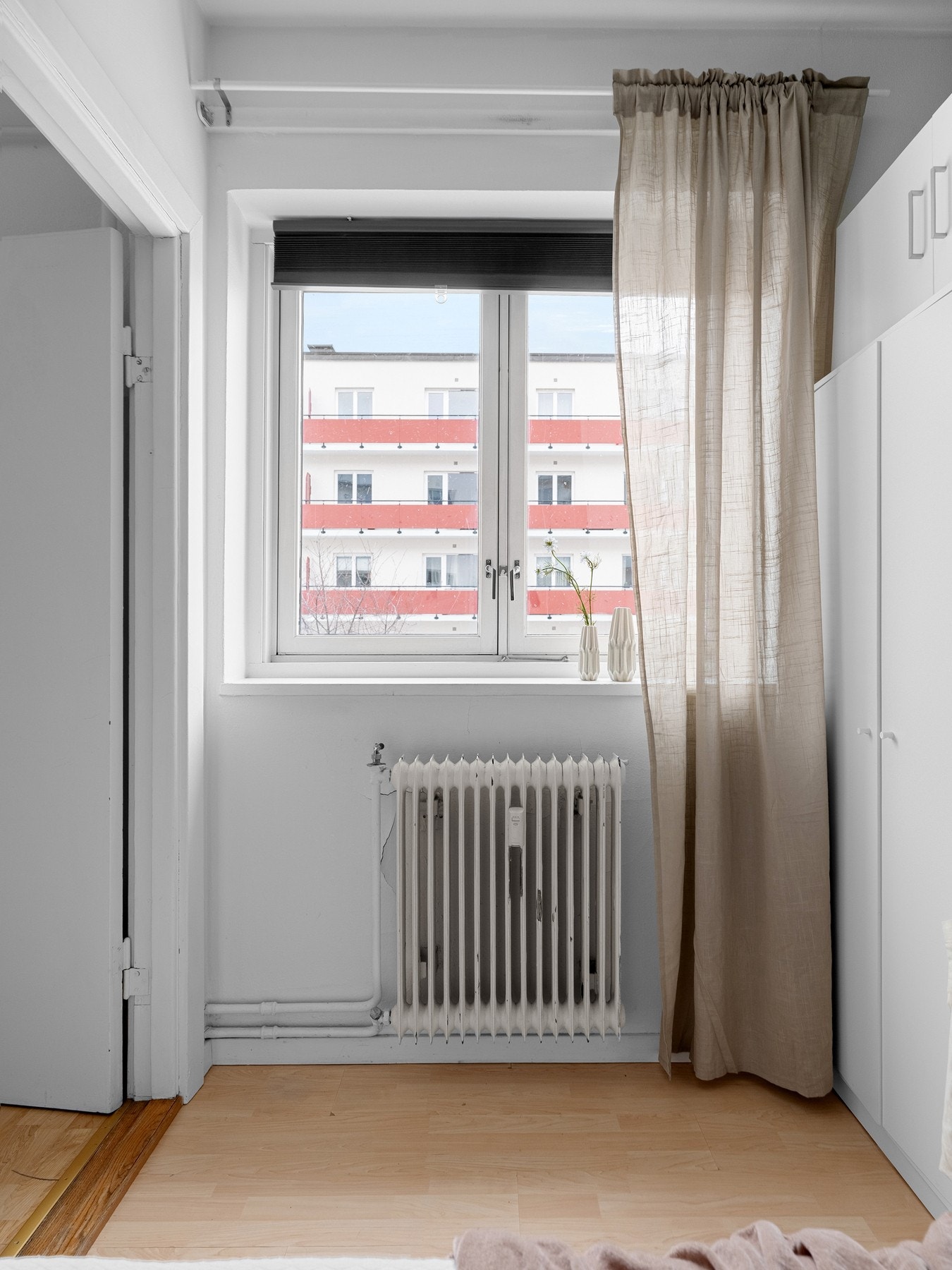 Det store vinduet gir godt med naturlig lys til soverommet. Galleribilde