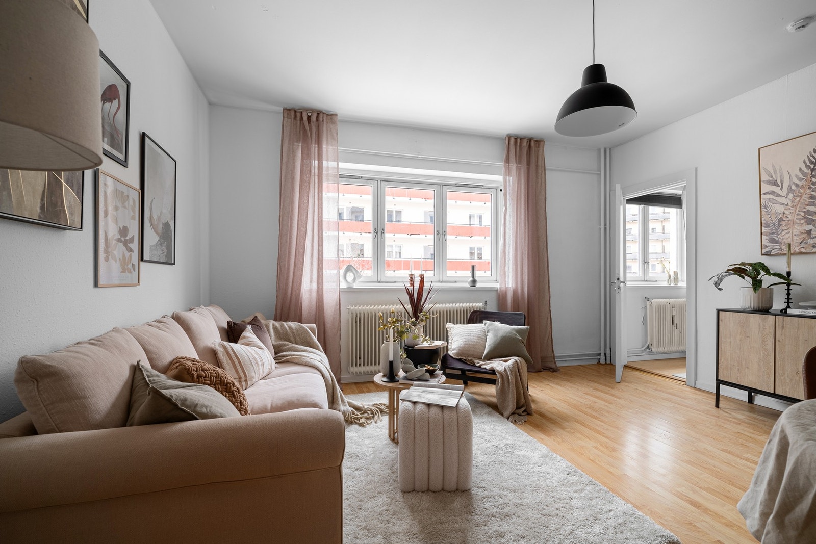 Denne selveierleiligheten er det perfekte førstegangskjøp eller utleieobjekt. Her får du et hjem med nærhet til byliv og alt du trenger. Galleribilde