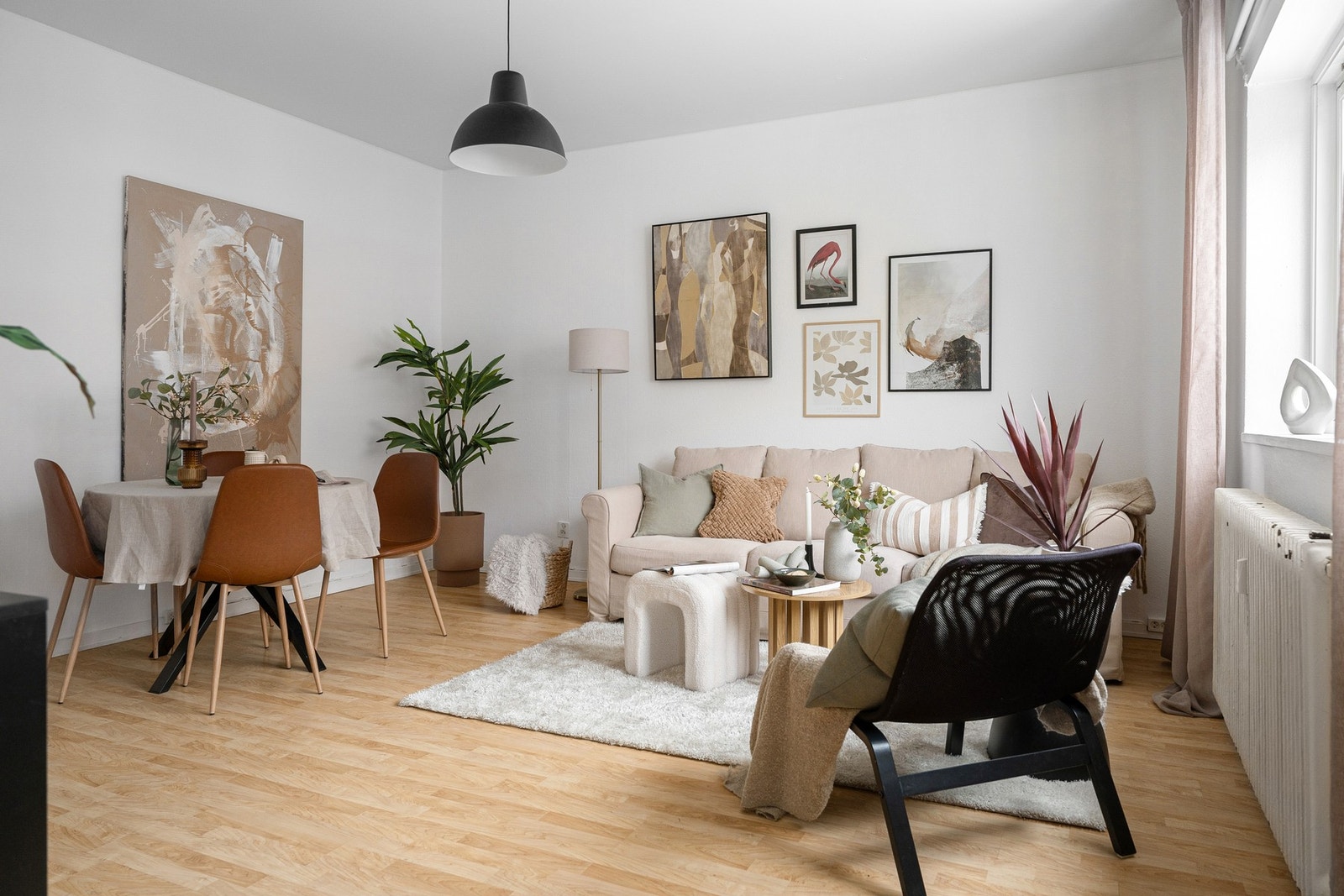 Her er det god plass til spisebord, noe som gjør rommet ideelt for både livlige middager og rolige hverdagsmåltider. Galleribilde