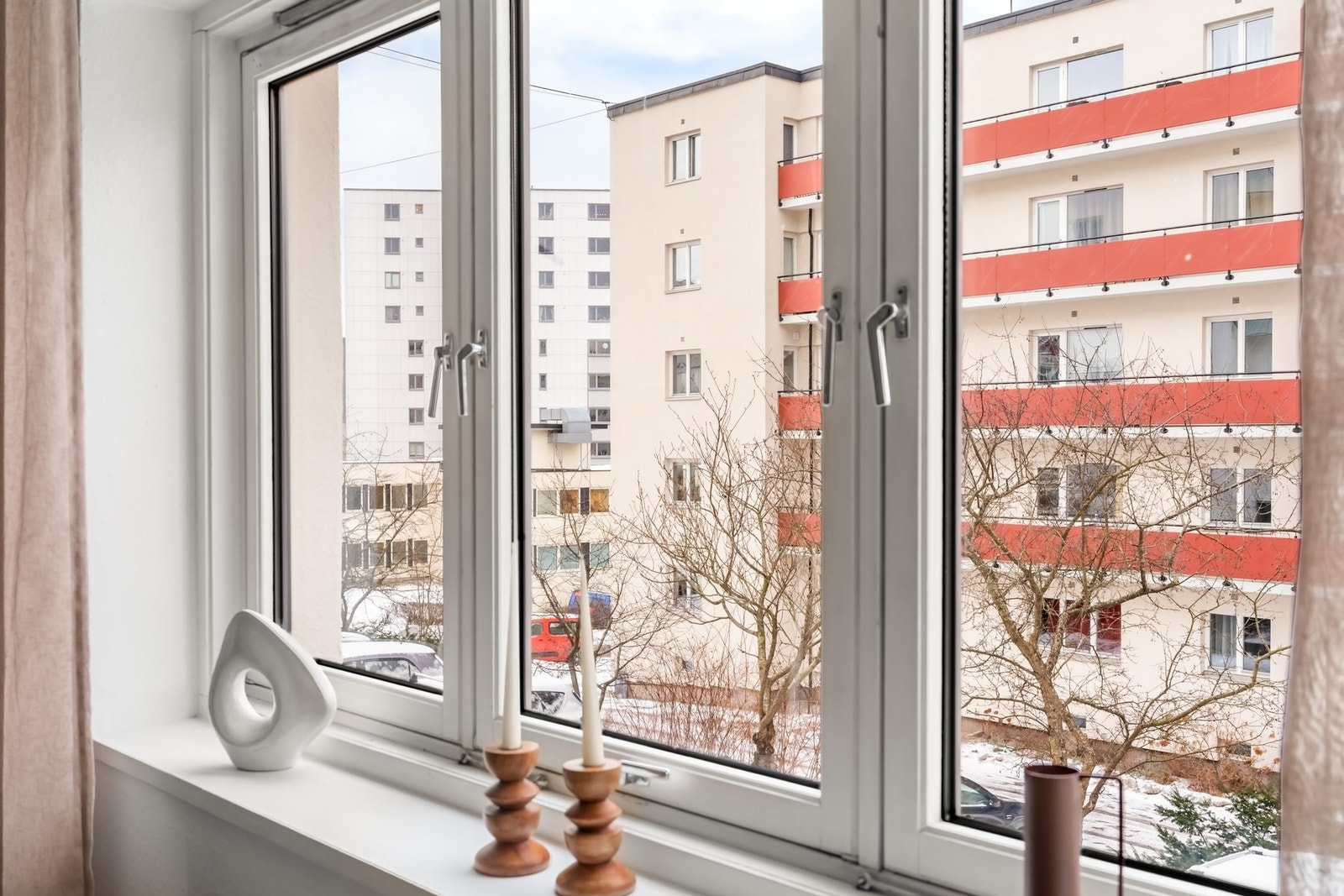 Beliggenheten er svært sentral med umiddelbar nærhet til kollektivtransport, dagligvarebutikker og servicetilbud, samtidig som boligen ligger stille og tilbaketrukket. Galleribilde