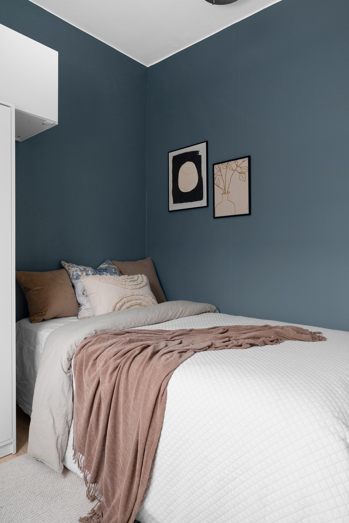 Rommet er malt i en flott blåfarge. Galleribilde