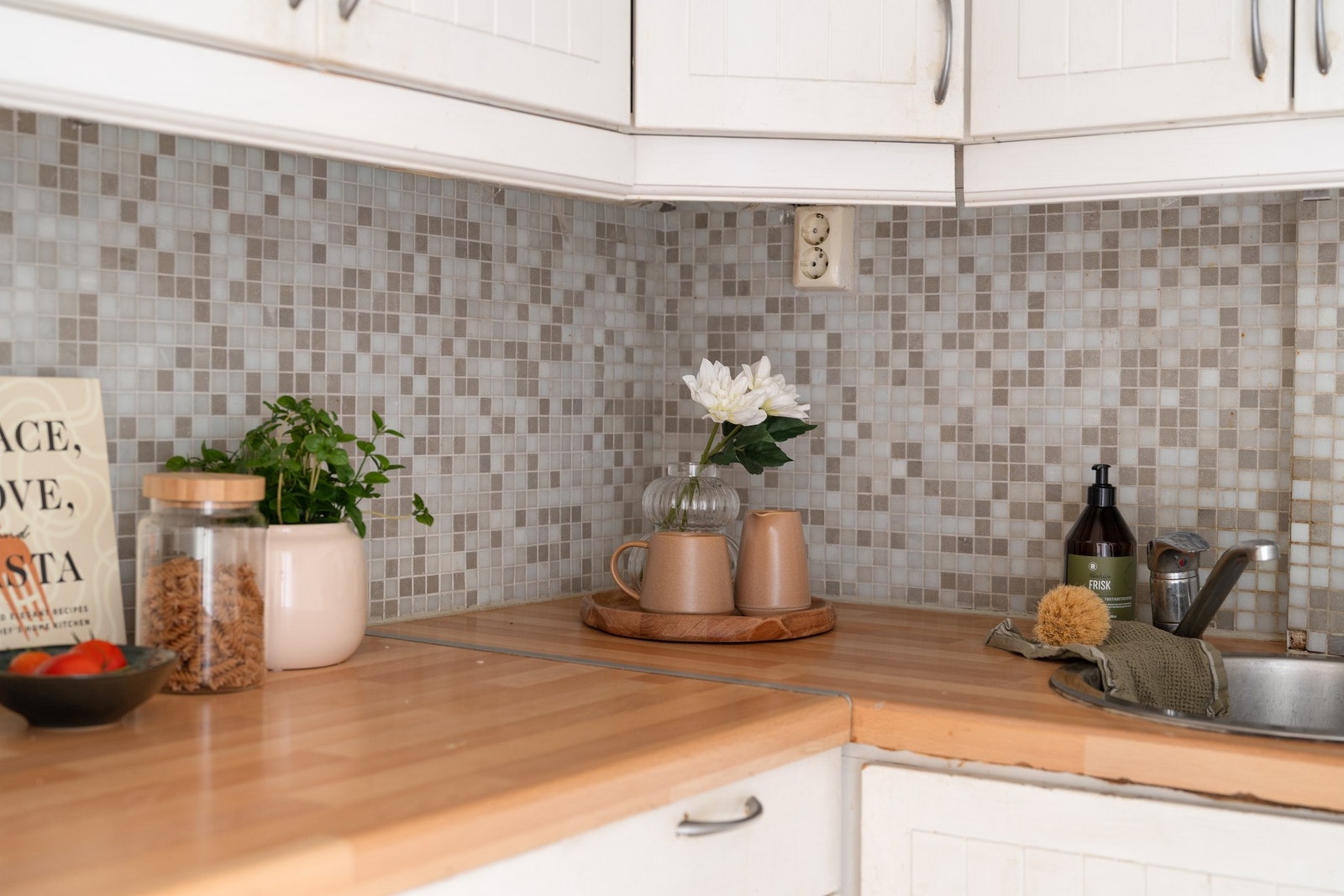 Kjøkkenet holder en eldre standard sammenlignet med dagens moderne løsninger og krav, og gir derfor gode muligheter til å skape et nytt og personlig drømmekjøkken. Galleribilde