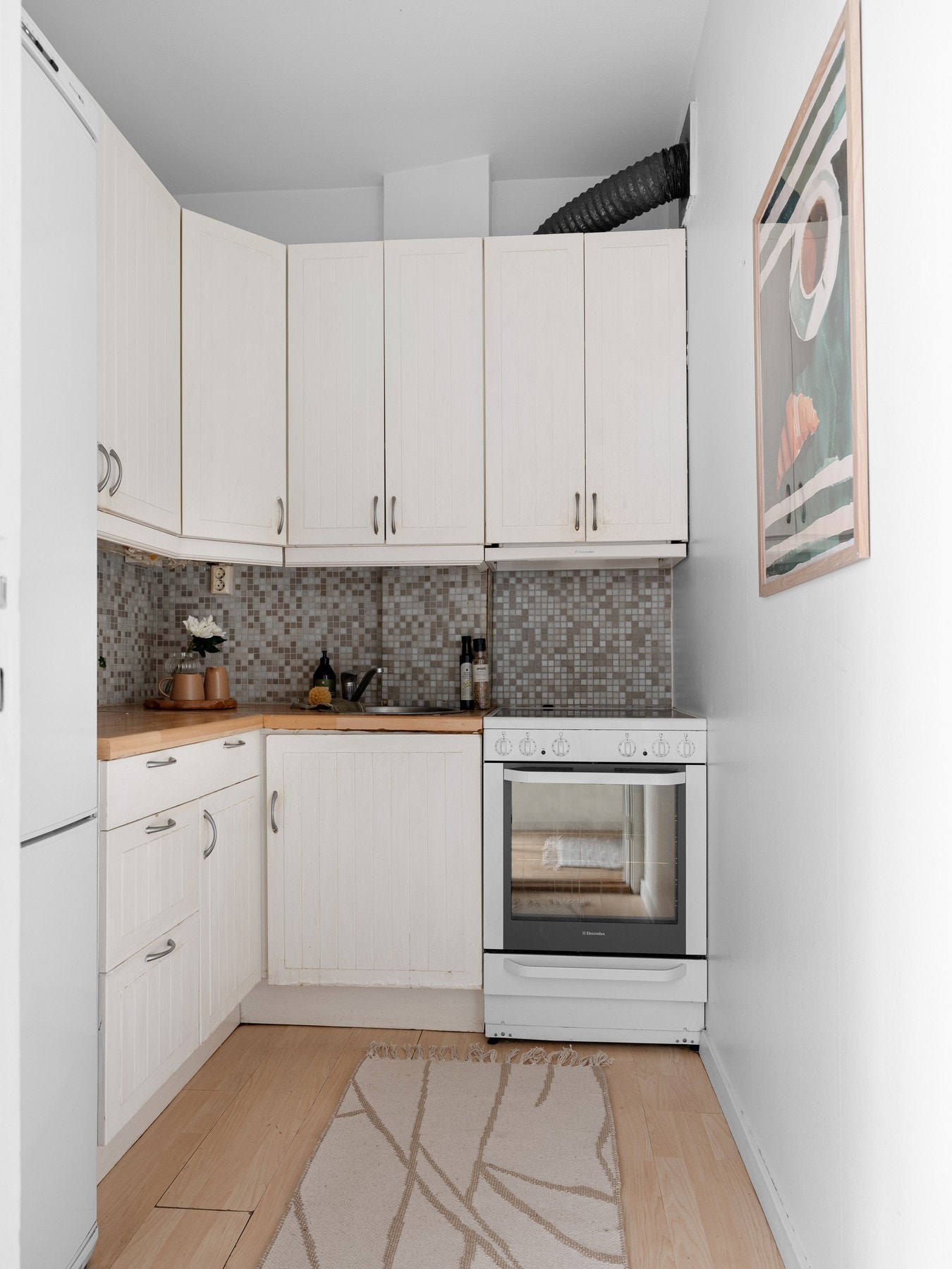 Med et separat kjøkken kan matlagingen foregå uforstyrret, mens stuen forblir et rolig sted å slappe av. Galleribilde