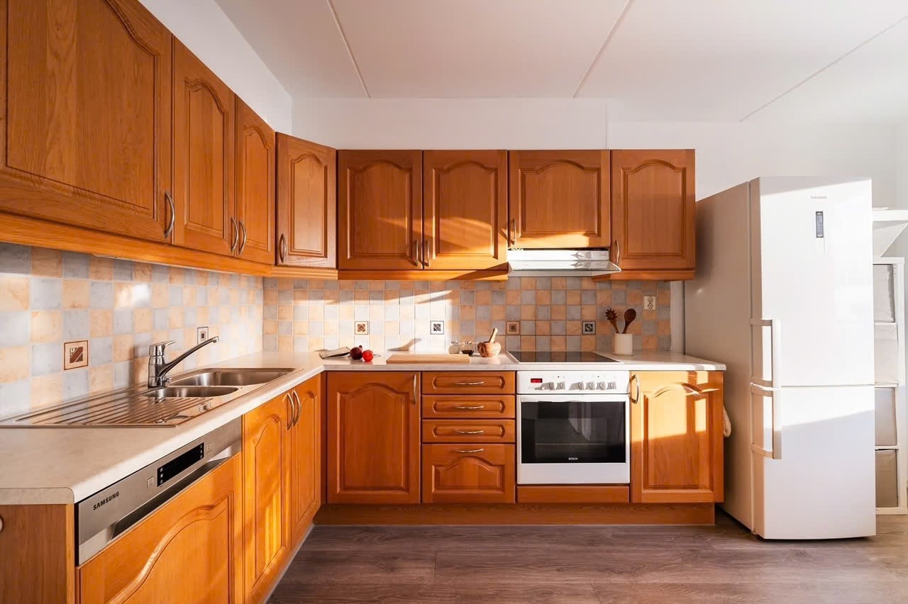 Komfyr, oppvaskmaskin og kombiskap følger med. Galleribilde