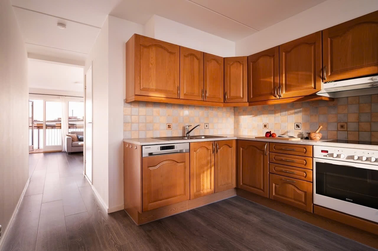 Halvåpent kjøkken god plass til oppbevaring Galleribilde