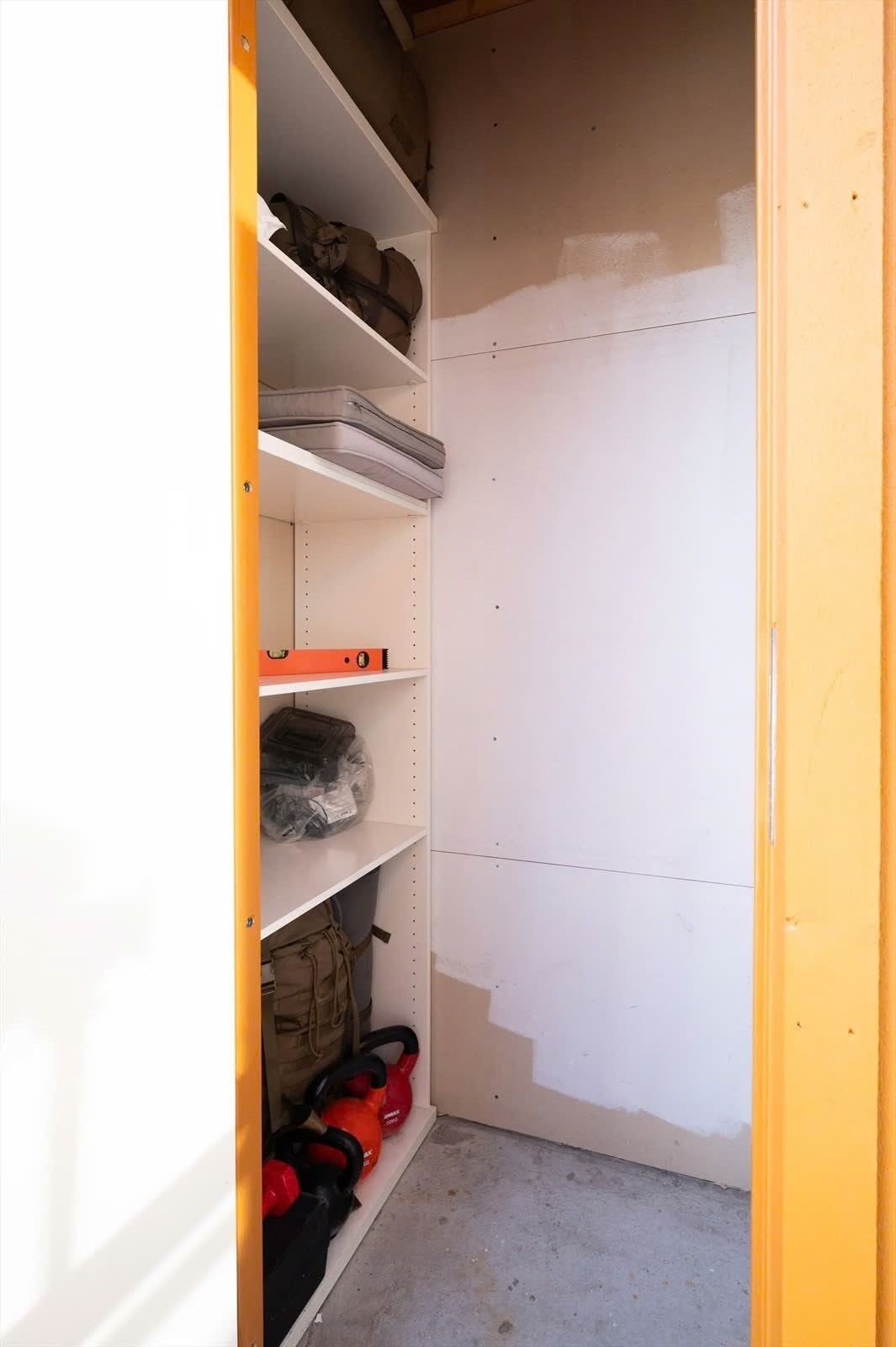 Bod på balkong med god plass til oppbevaring Galleribilde