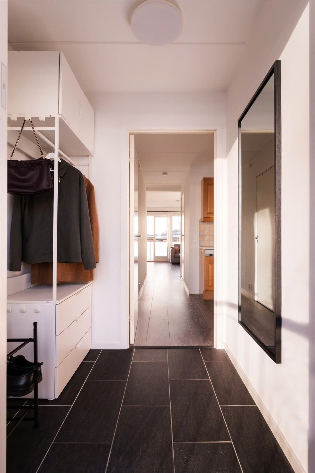 Entré med god plass til å henge fra seg yttertøy og sko Galleribilde