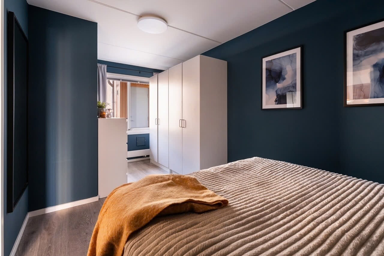 Enden av soverommet har plass til garderobeskap Galleribilde