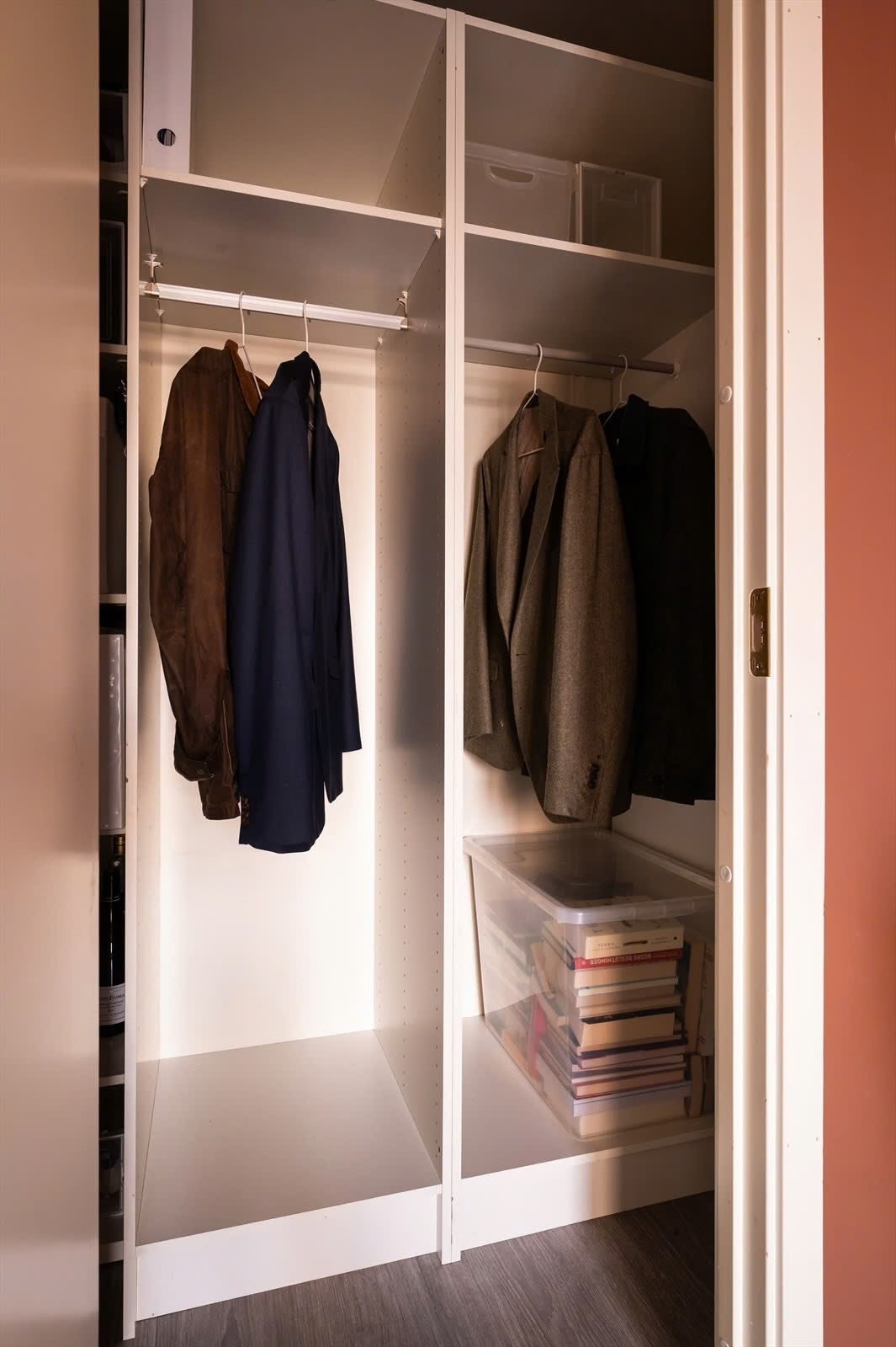 Lite innvendig walkin-closet med god plass til klær Galleribilde