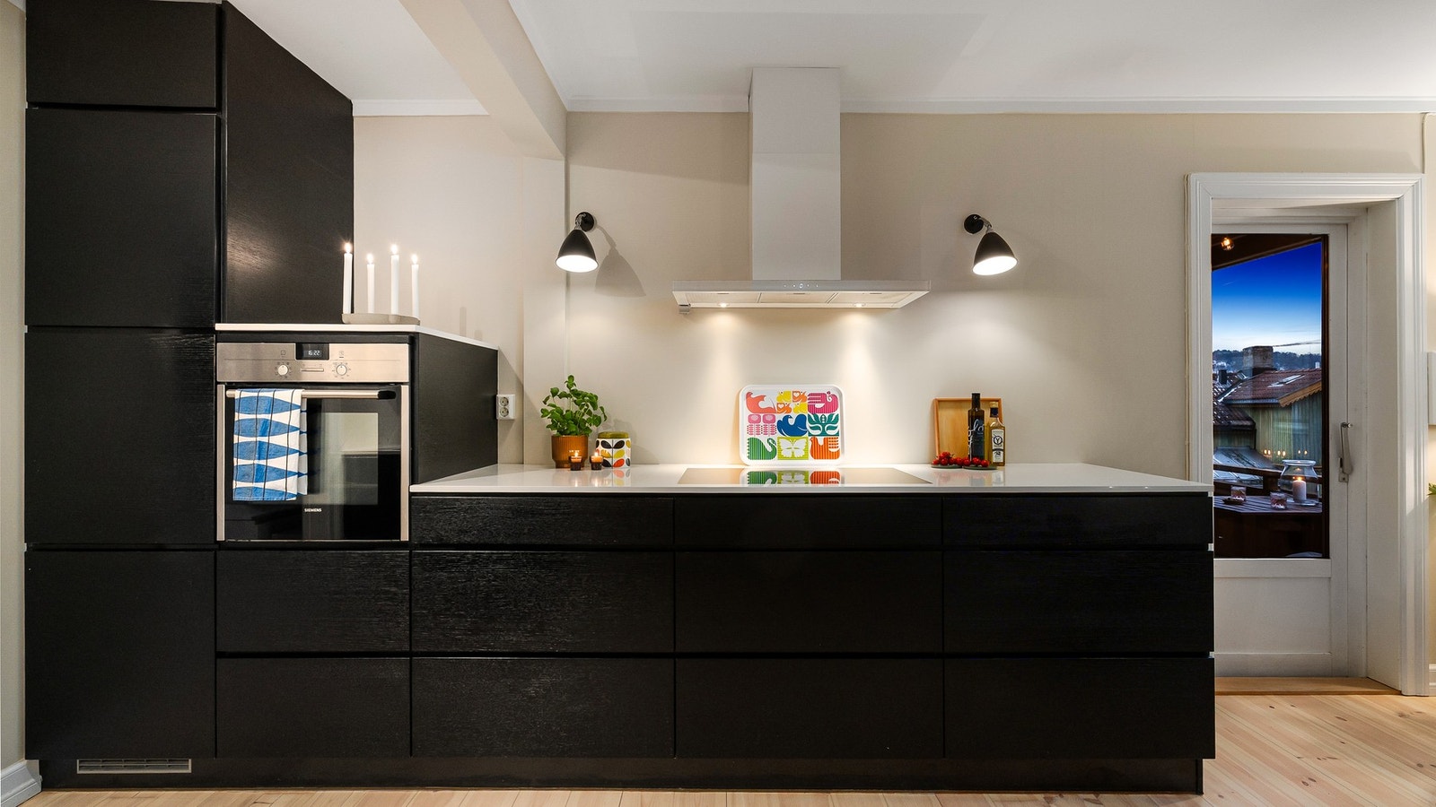 Kjøkken fra Kvik med kompositt benkeplate "white quartz". Galleribilde