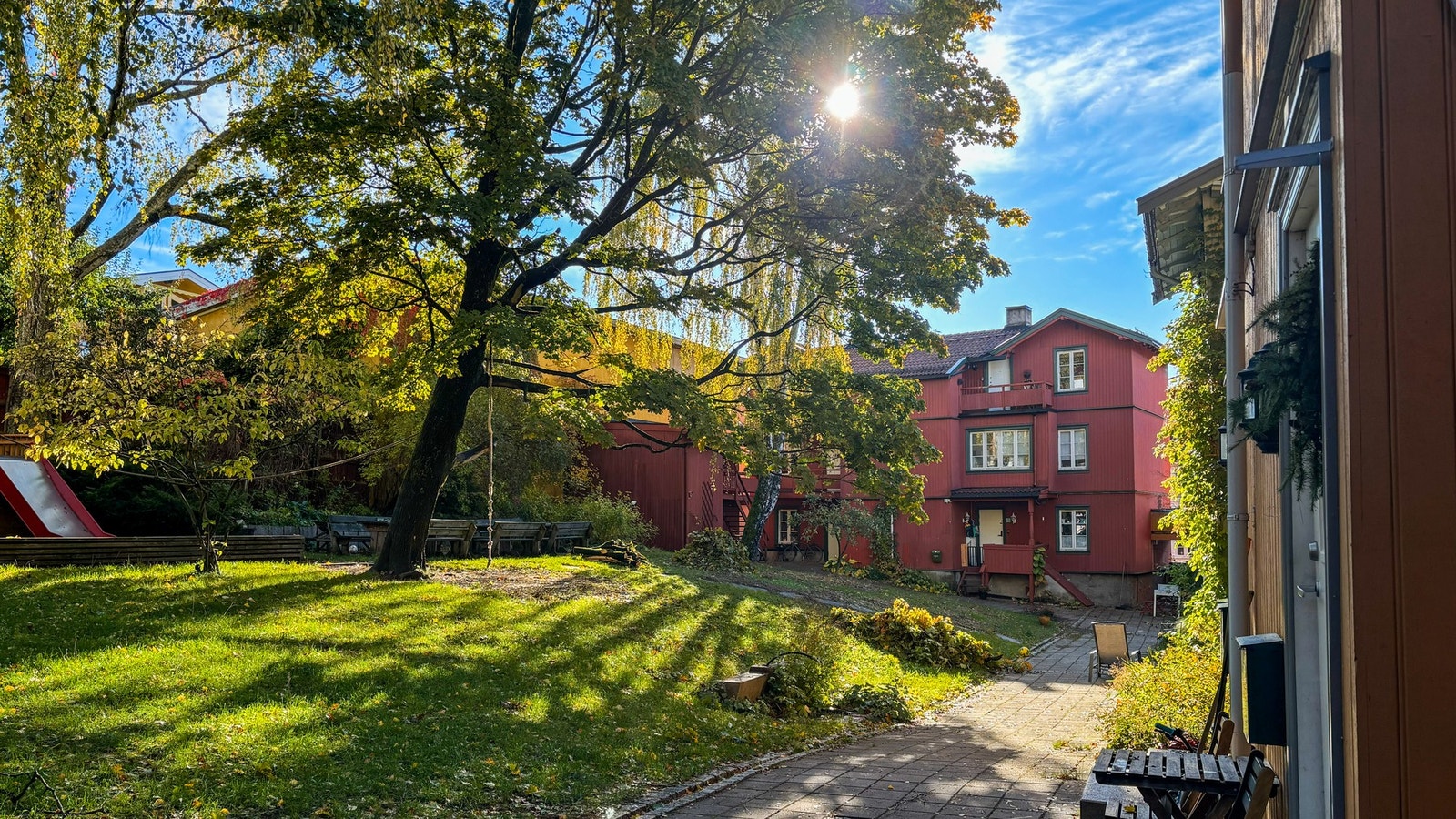 Idyllisk bakgård med lekeplass, grill og sittegrupper fører til godt naboskap. Galleribilde