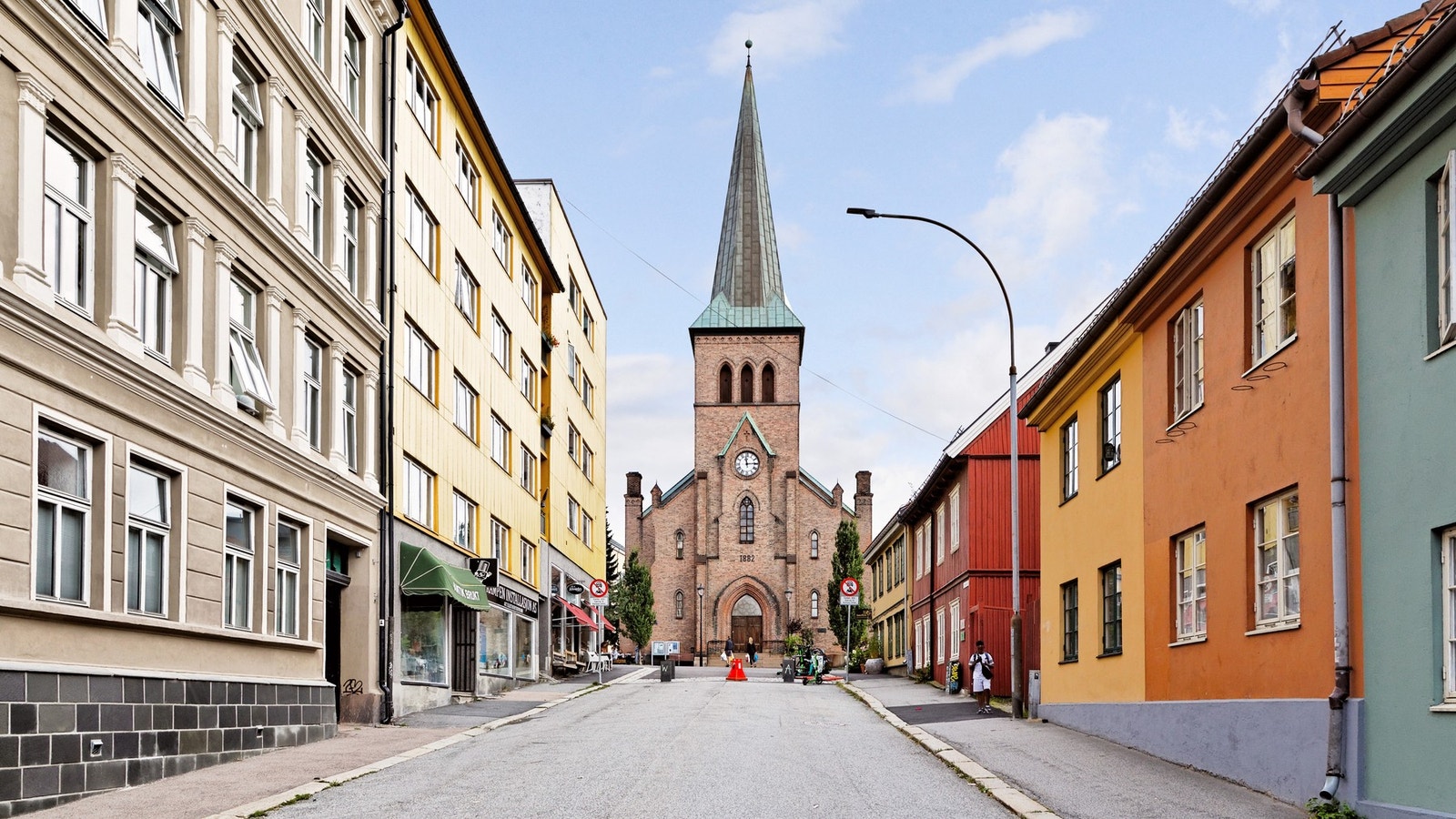100 meter til bilfritt koselig torg med kafeer og blomsterbutikk. Kort gangavstand til Kampen skole. Galleribilde