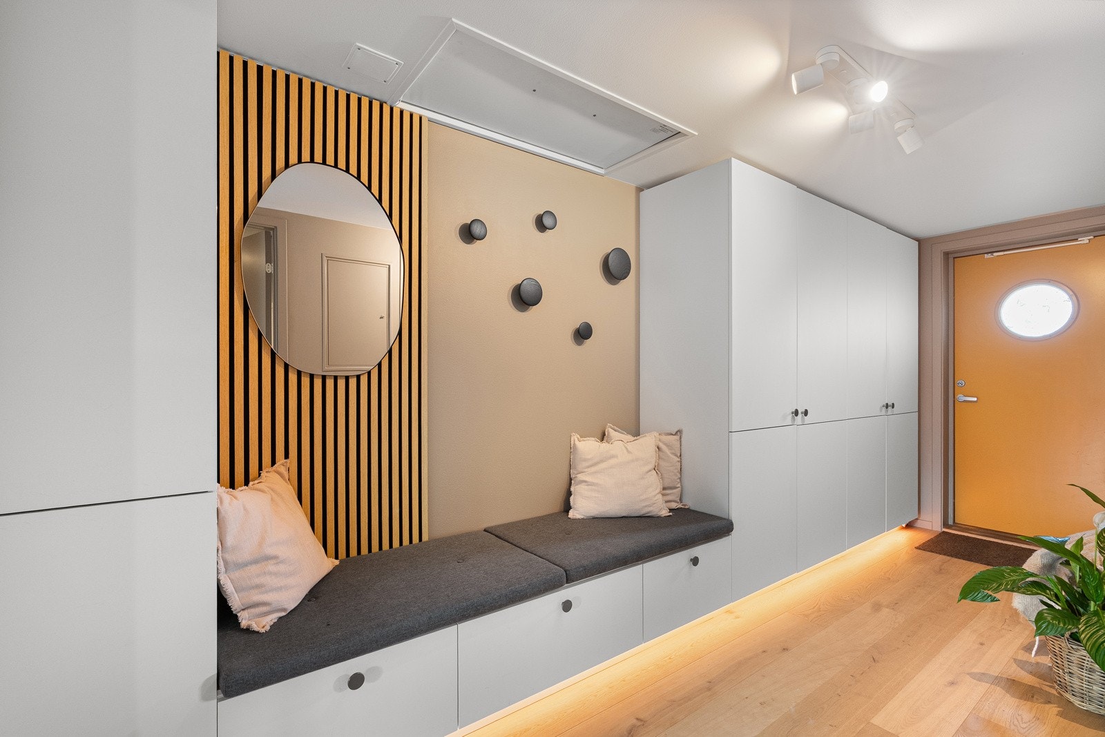 Praktisk benk og god plass til oppbevaring av sko og ytterklær i garderobeinnredning. Galleribilde