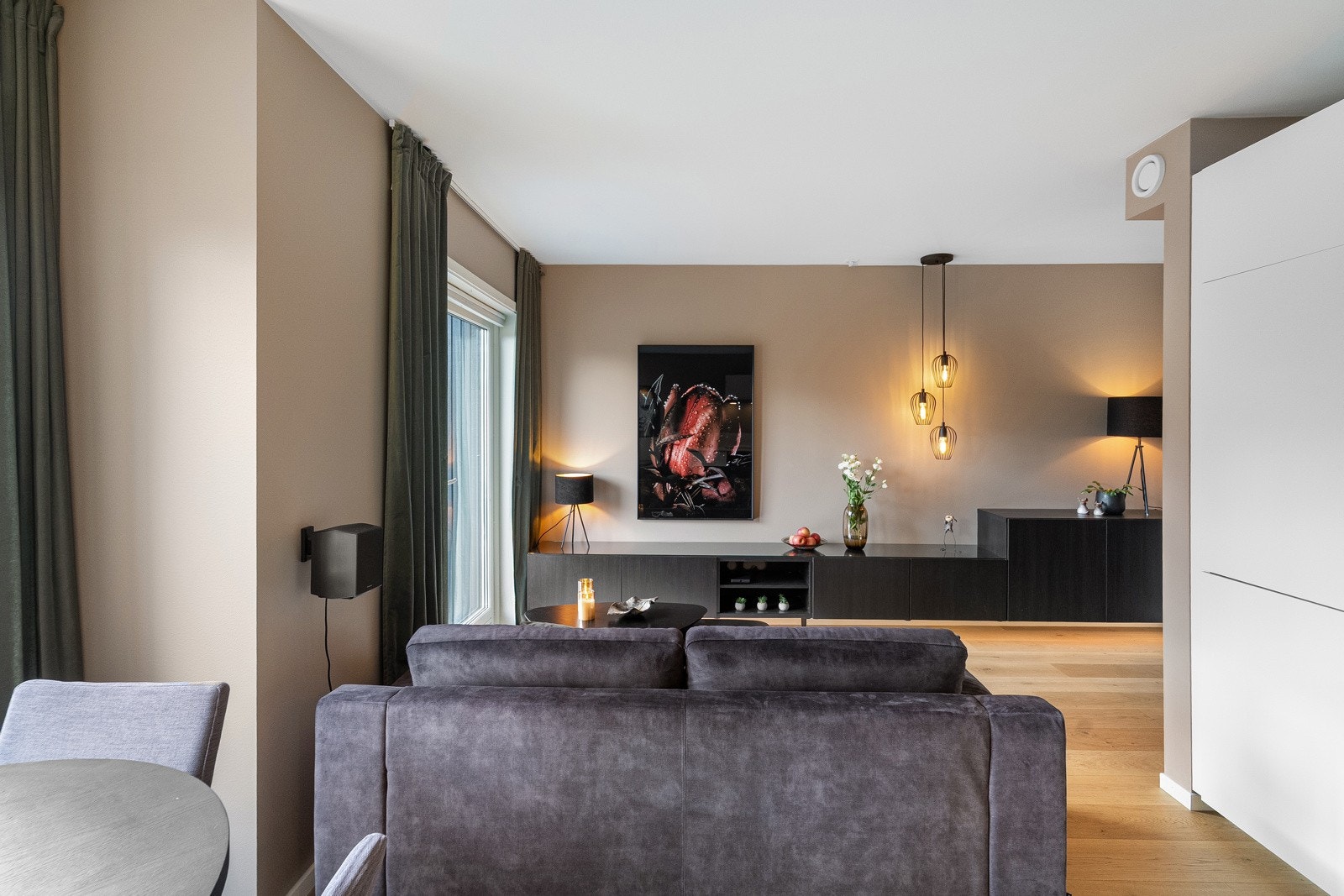 Stuen kan innredes med sittegruppe og tv-seksjon. Galleribilde