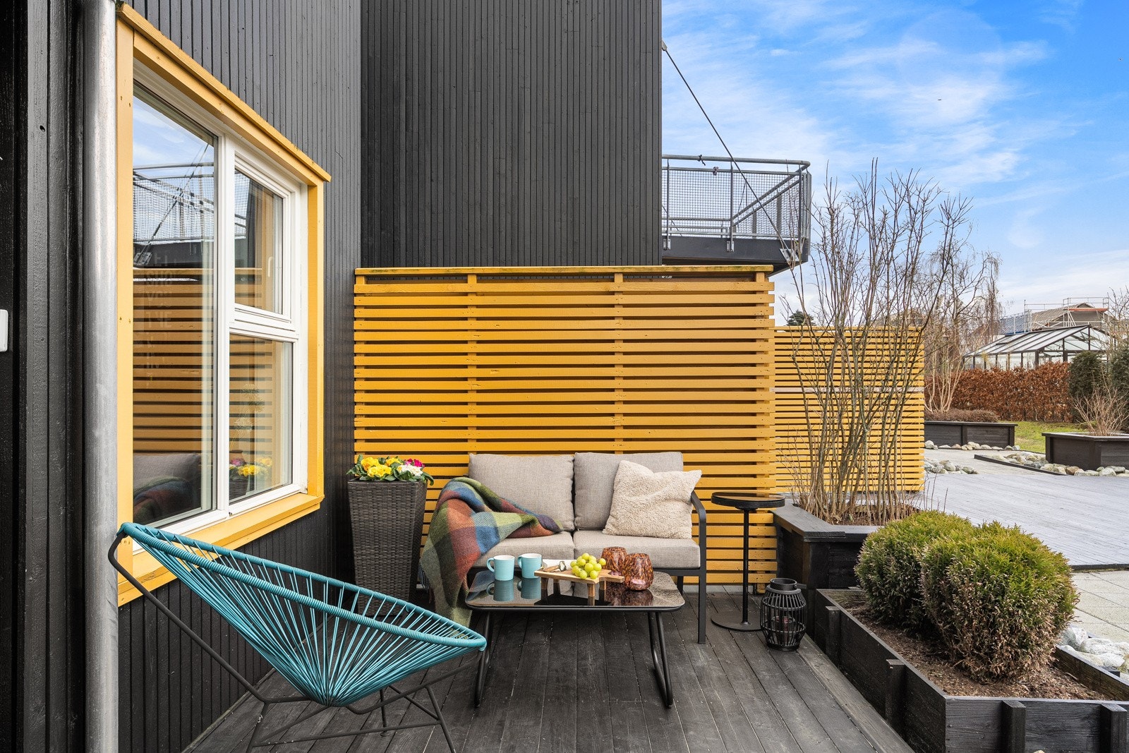 Med god plass til både sittegruppe og grill ligger alt til rette for å kunne nyte lange, solrike dager og hyggelige sommerkvelder i godt selskap. Galleribilde