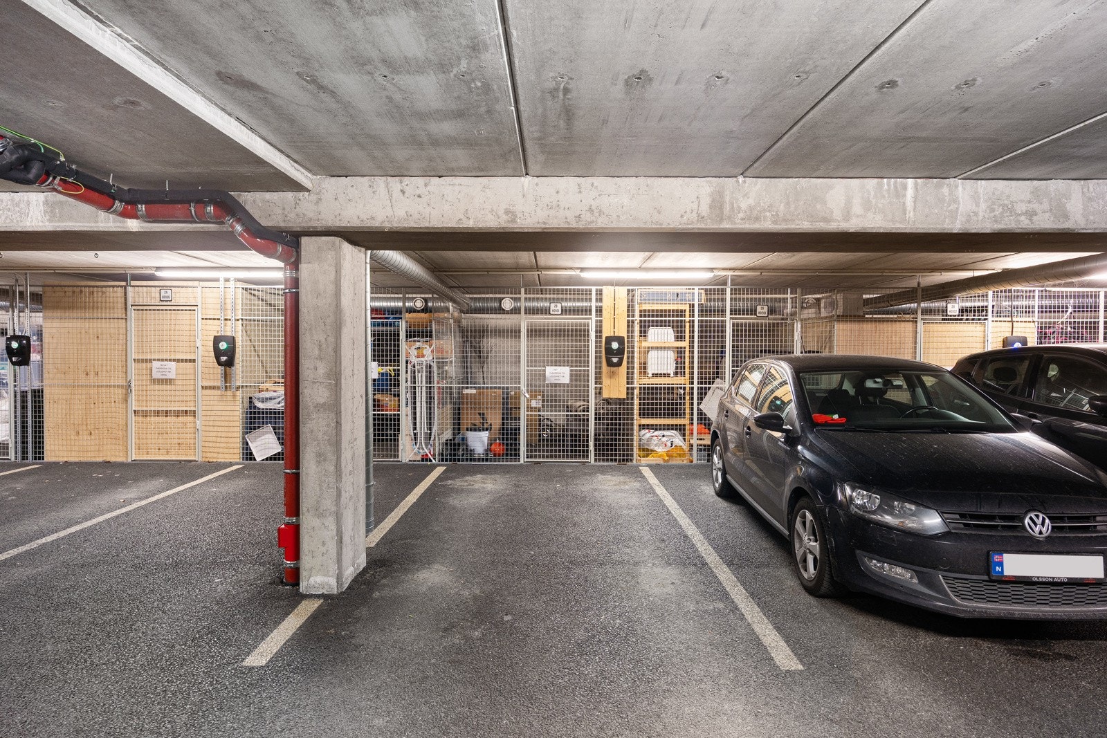 Parkeringsplass i lukket garasjeanlegg med tilhørende elbillader og sportsbod. Galleribilde
