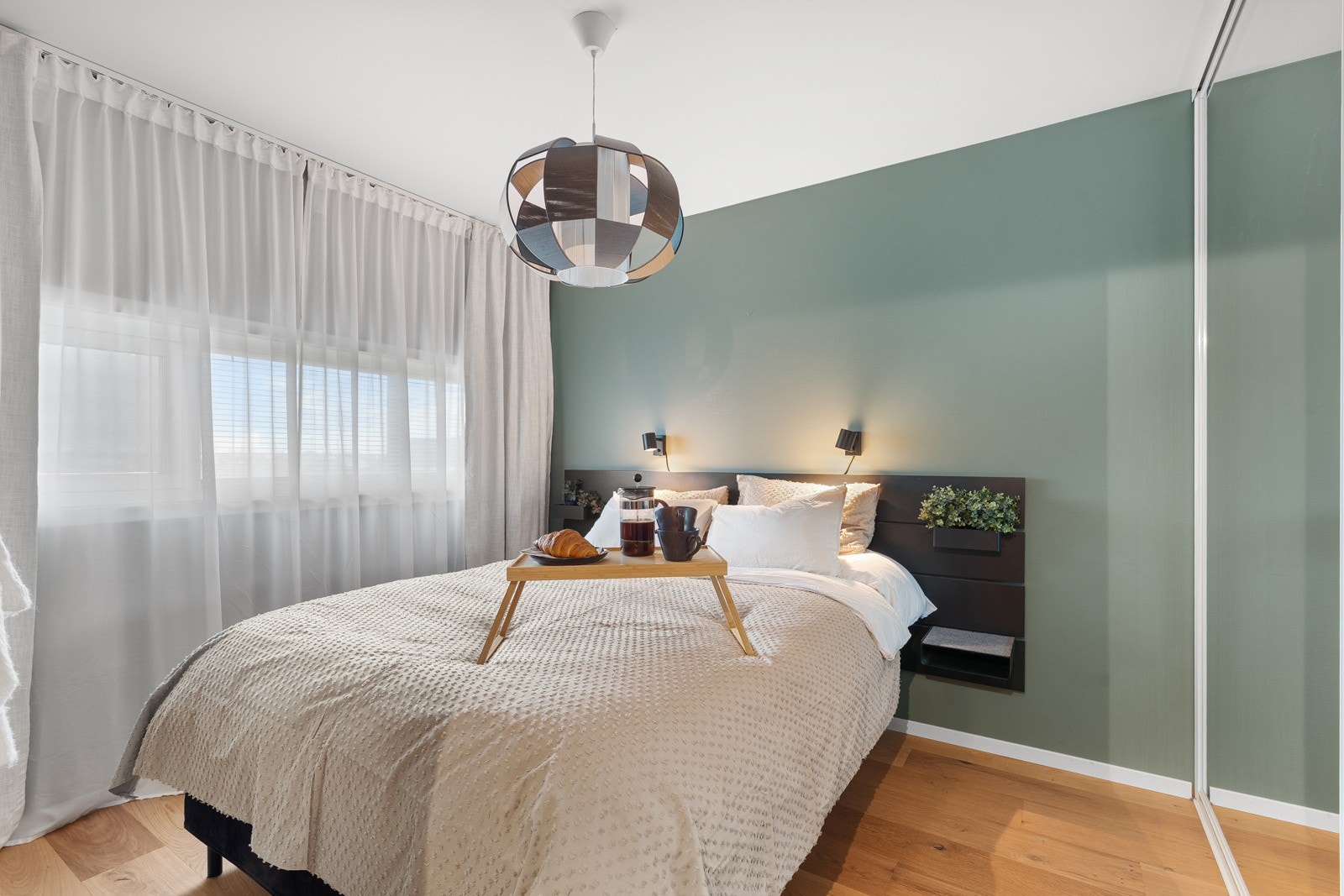 Soverom av god størrelse med nok av plass til dobbeltseng. Galleribilde