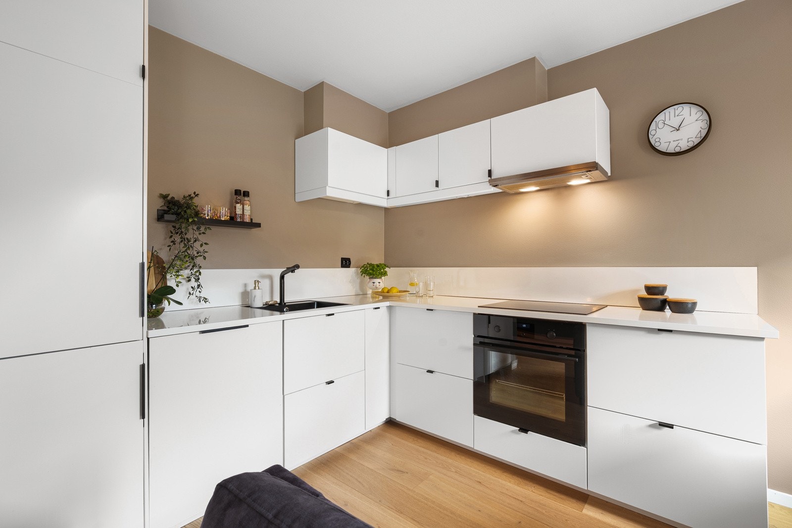 På kjøkkenet har du rikelig med arbeidsflater som gir godt med plass til matlaging og praktisk kjøkkenbruk. Galleribilde