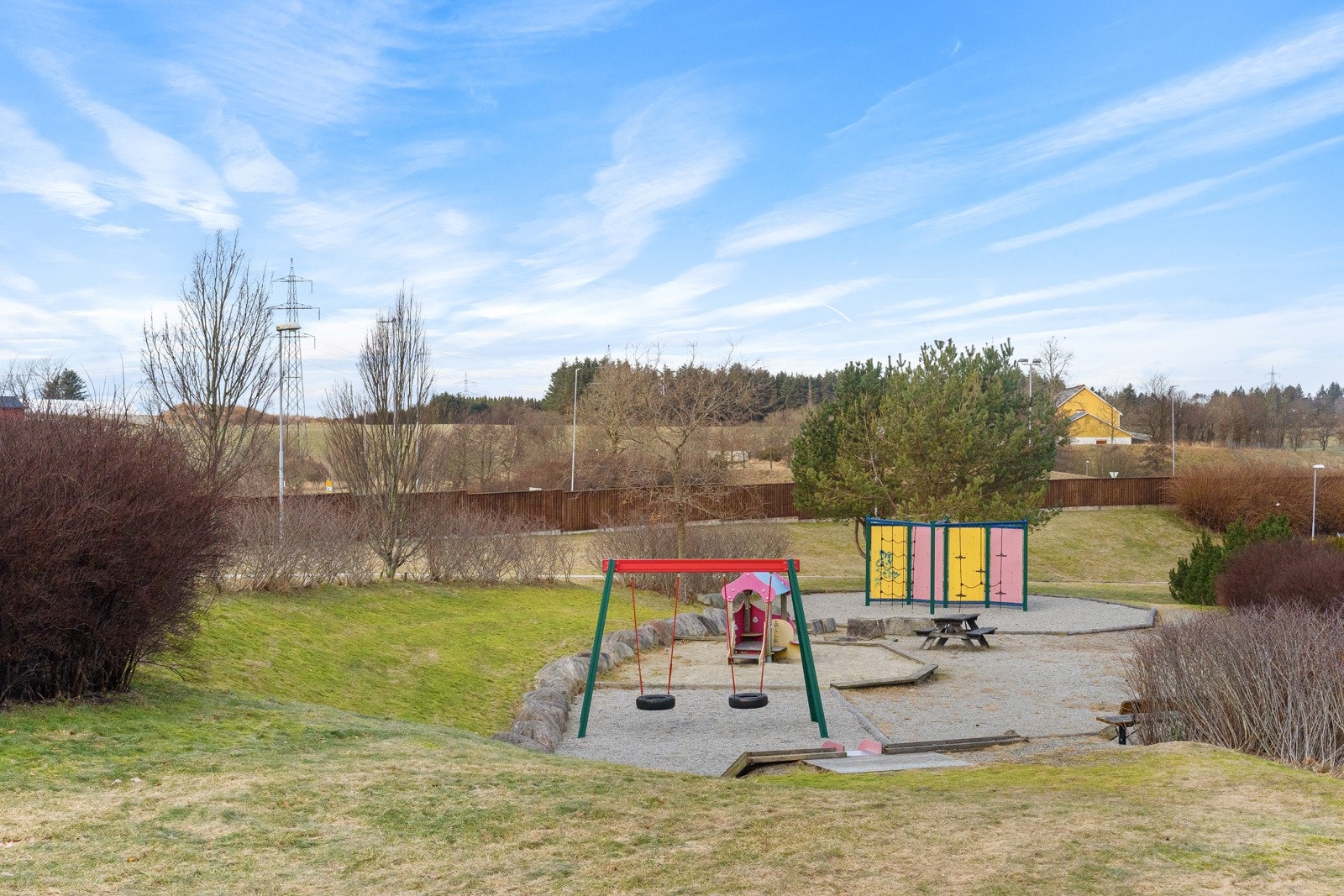 I nabolaget er det flere lekeplasser de minste får stor glede av. Galleribilde