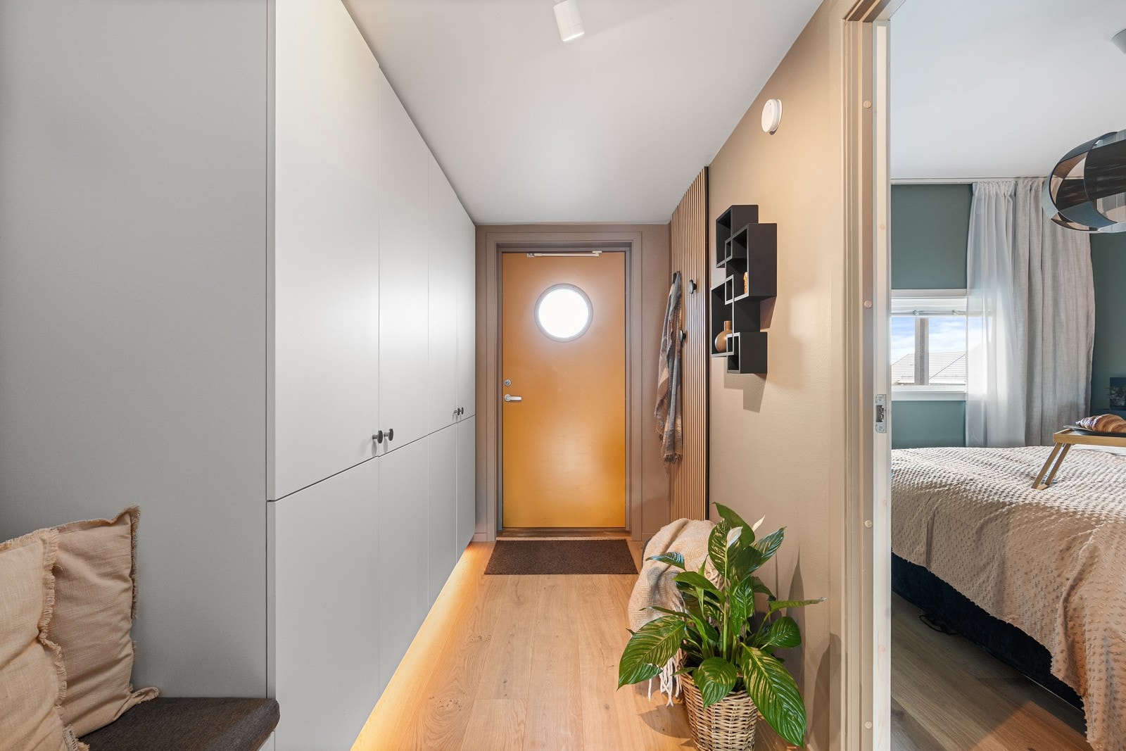 Romslig og innbydende entré. Galleribilde