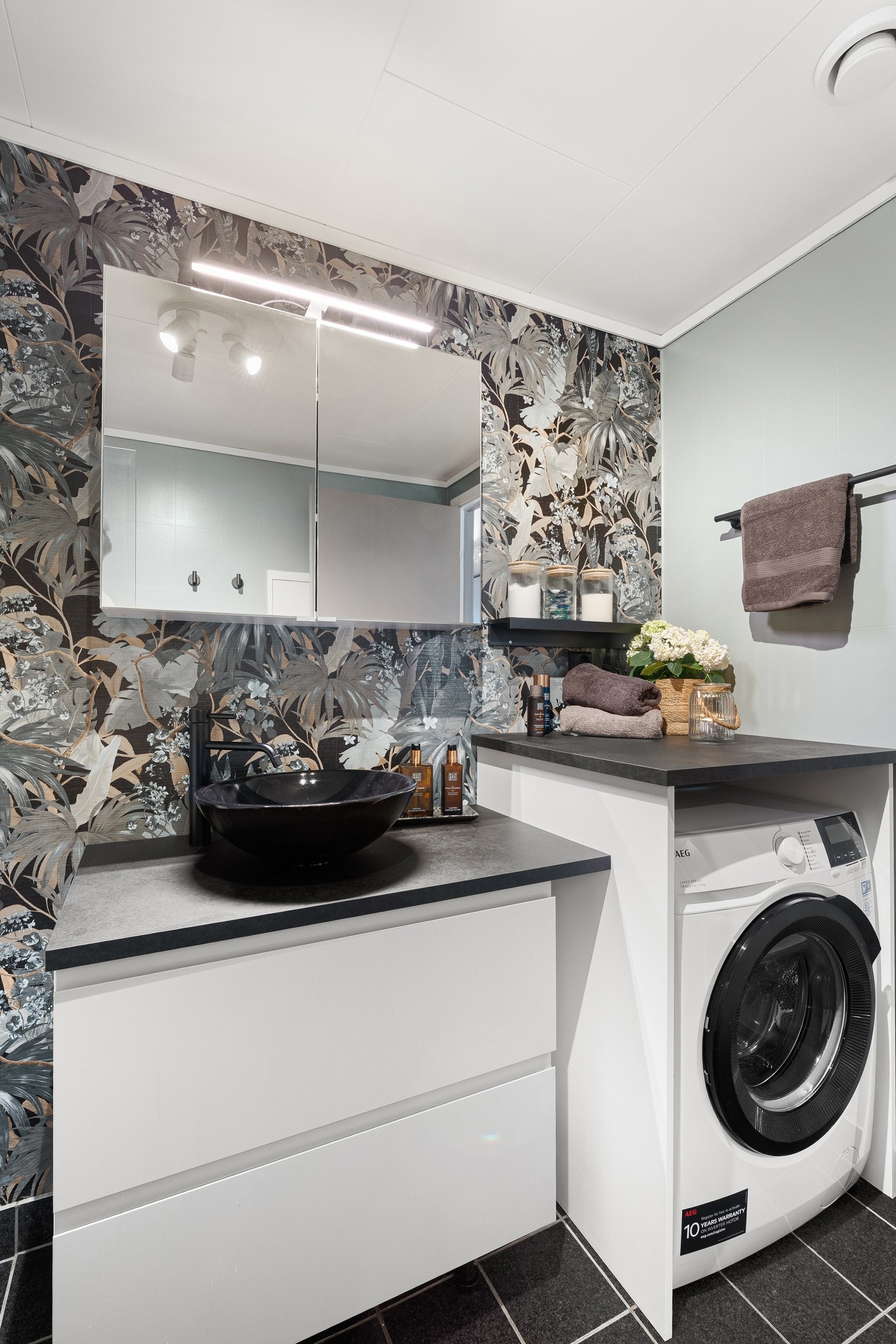 God lagringsplass i baderomsmøbel og speil. Galleribilde