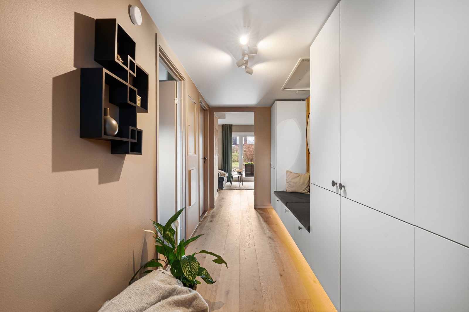 Pen enstavs eikeparkett, delikate fargevalg på vegg og listefri utførelse til himling er gjennomgående i leiligheten. Galleribilde