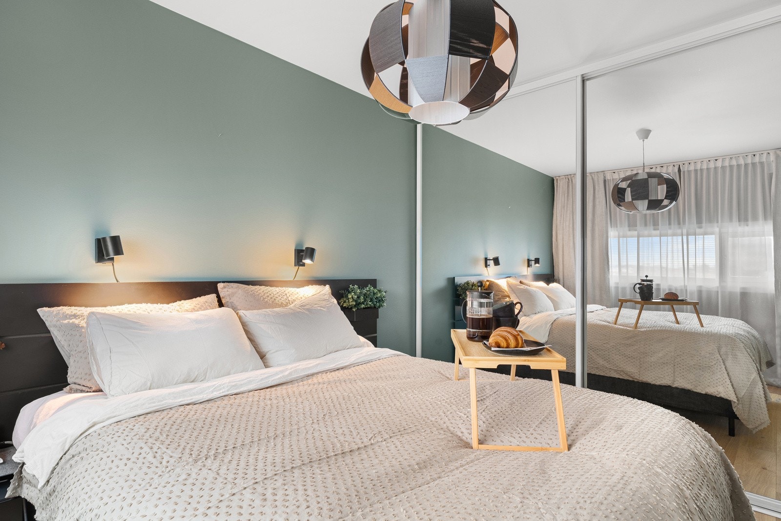 God oppbevaringsplass i skyvedørsgarderobe med speil. Galleribilde