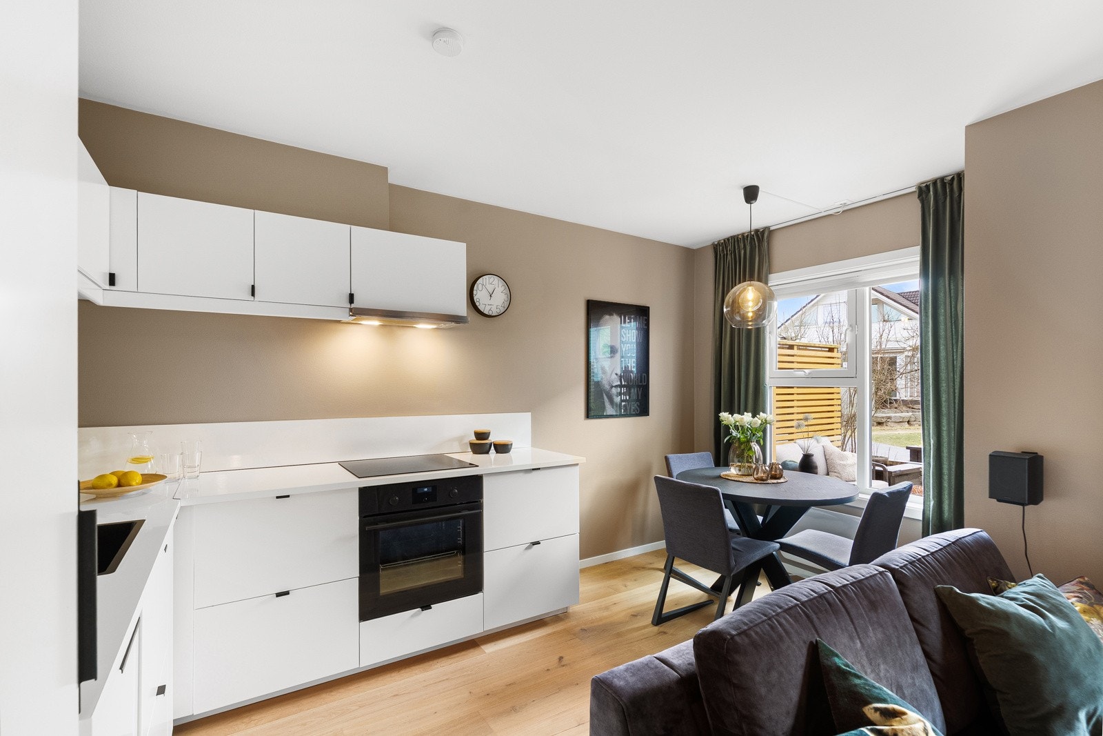 Her kan man enkelt underholde middagsgjestene under matlagingen. Galleribilde