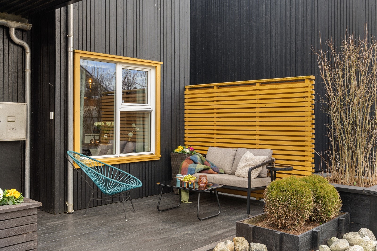 Fra stue har man tilkomst til romslig terrasse som fungerer som en naturlig forlengelse på sommerhalvåret. Galleribilde